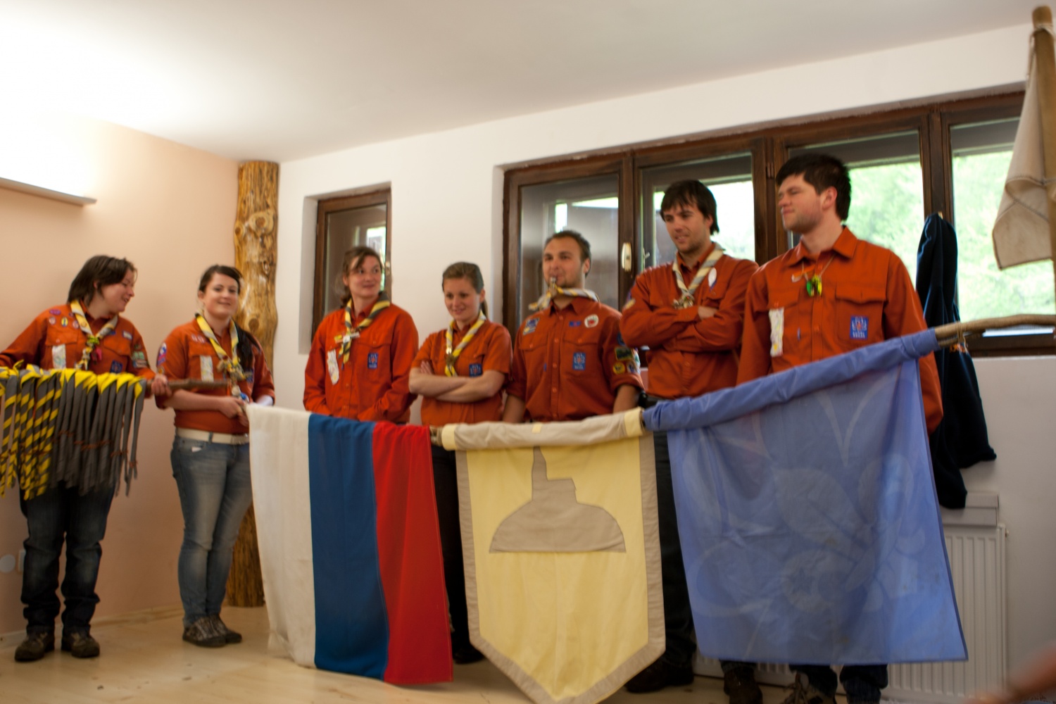 Bil je 7. maj 2011, ko se je steg Homških sončkov zbral, da bi odšel na jurjevanje. Naš dan se je začel z igro in molitvijo. Prišlo je dolgo vozilo z veliko sedeži in štirimi kolesi. Nanj smo dali svojo prtljago in sebe. In odpeljali smo se v Kočevski rog.