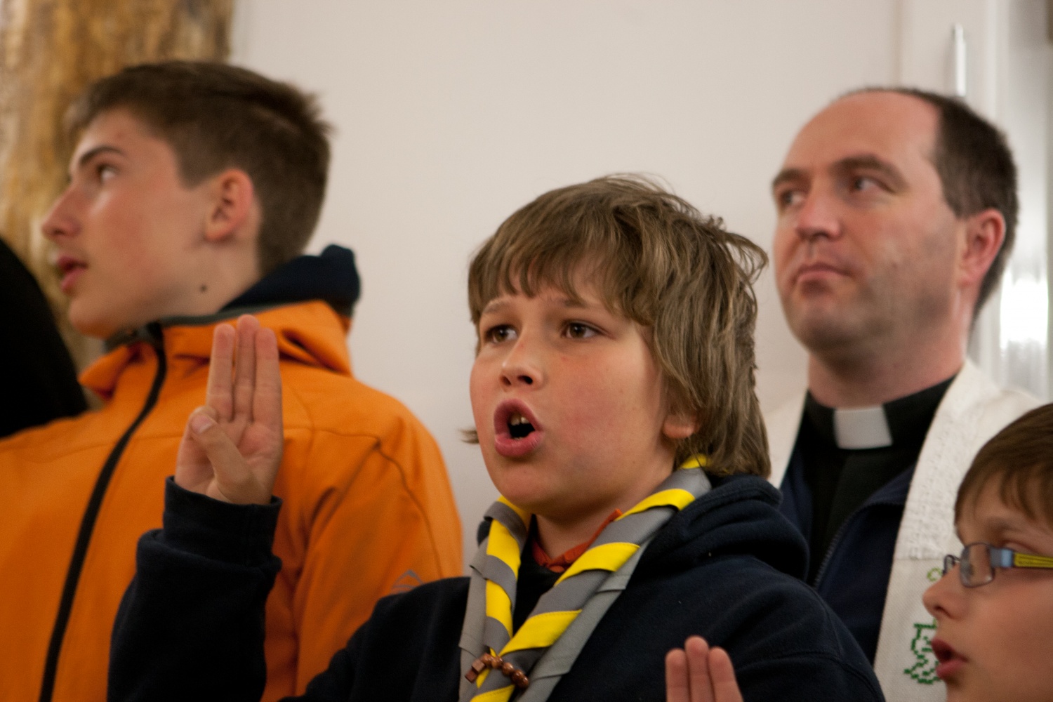 Bil je 7. maj 2011, ko se je steg Homških sončkov zbral, da bi odšel na jurjevanje. Naš dan se je začel z igro in molitvijo. Prišlo je dolgo vozilo z veliko sedeži in štirimi kolesi. Nanj smo dali svojo prtljago in sebe. In odpeljali smo se v Kočevski rog.
