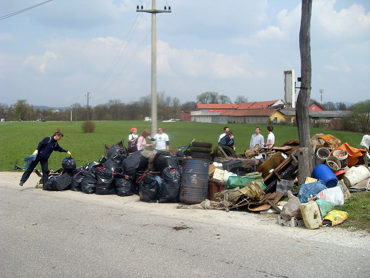 Ljubljana 5 je za akcijo Očistimo Slovenijo prevzela koordinacijo zbirnega mesta pri gradu Fužine. Glede na pogovore z organizatorji se nam je obetal nor dan z velikim številom prostovoljcem. In res je bil!