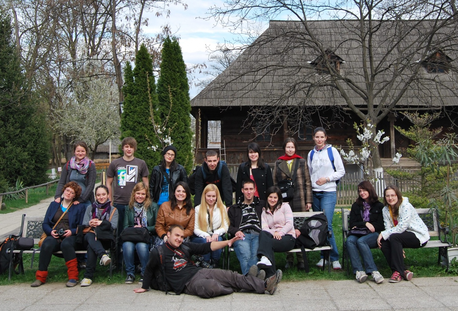 skupinska fotografija v "muzeul national al satului Dimitrie Gusti"