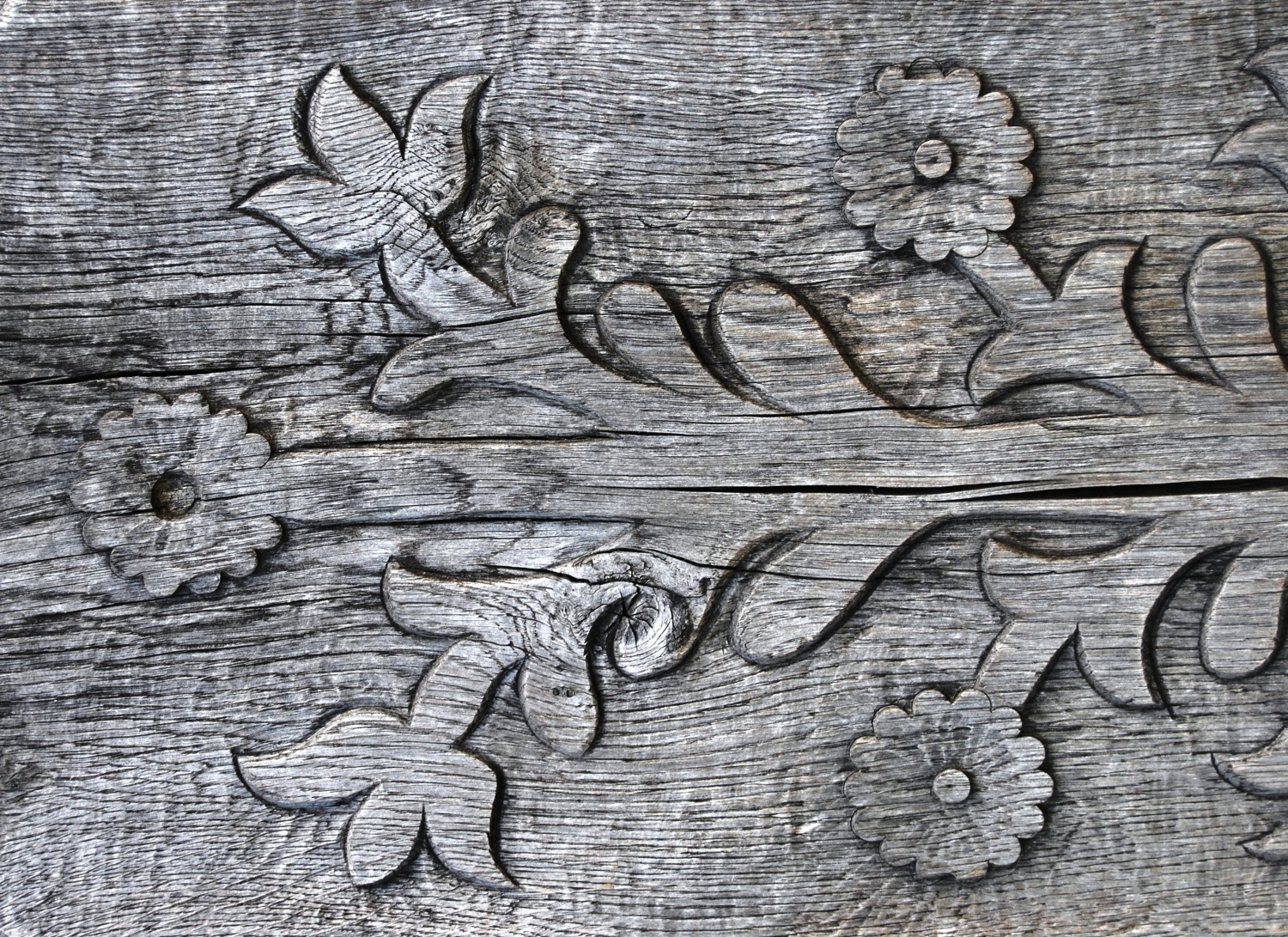 detajl na vhodu v eno od hiš v "muzeul national al satului Dimitrie Gusti"