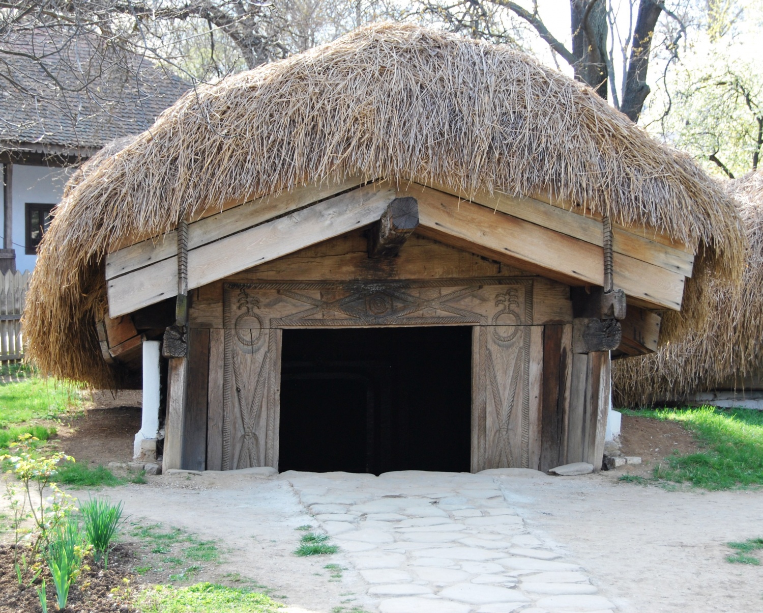 vhod v podzemno hišo v "muzeul national al satului Dimitrie Gusti"