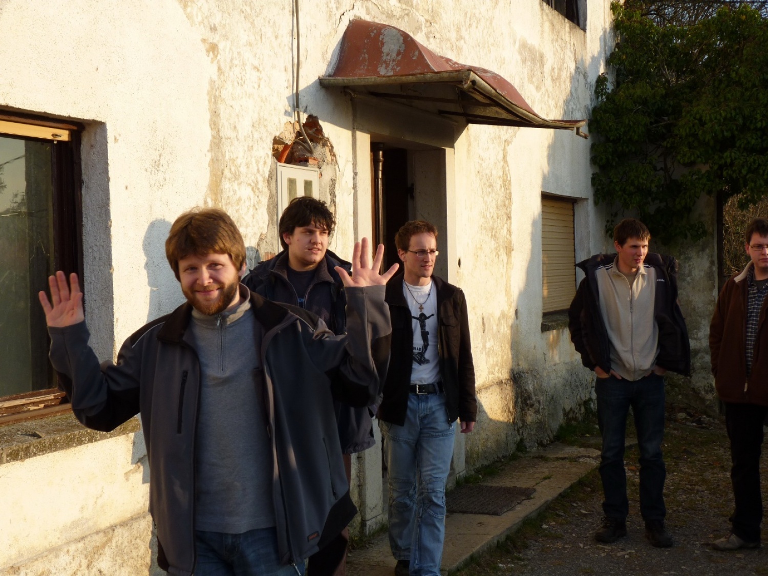 V vikendu od 25. - 27. 3. 2011 je v Trnjah pri Pivki potekalo prvo skavtsko izobraževanje za bogoslovce. Udeležilo se ga je 19 bogoslovcev iz ljubljanskega semenišča.

Pobuda za to izobraževanje je prišla iz poverjeništva za duhovnost z namenom, da bi bodoči duhovniki spoznali naše skavtsko gibanje in se tako lažje vključili v skavtsko življenje v župnijah, kjer bodo delovali.

V teh dneh smo poskušali čim bolje predstaviti skavtstvo, kot vzgojno sredstvo in način življenja. Govorili smo tudi o tem, da smo kot združenje, katoliški skavti in kako katolištvo vključujemo v našo vzgojo mladih. Pripravili smo temo o duhovnosti v skavtstvu in skavtski katehezi, preko zgodbe o Frančišku, vitezovanja in skavtskih maš pa so naš način duhovnosti doživeli tudi v praksi. Nekaj časa smo namenili še spoznavanju celotne skavtske strukture, skavtski metodi in delovanja naših stegov, manjkale pa niso tudi prave skavtske aktivnosti - kuhanje večerje na švedski bakli, bansi in igre, izdelovanje zastavic, dvig zastav, potep ...

Med vikendom smo uspeli ustvariti pravo skavtsko vzdušje in tako zopet dokazali, da skavtski duh lahko zaživi povsod in v nas vseh. Upamo, da bo tudi ta vikend prispeval k še boljšemu sodelovanju med duhovniki in skavti ter da bo čim več bogoslovcev zbralo pogum za vlogo DA-jev v naših stegih.

Kaj vse se je dogajalo pa naj povedo slike.