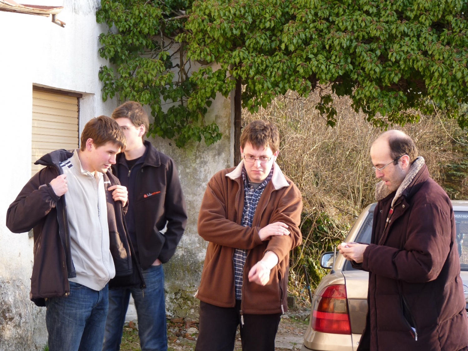 V vikendu od 25. - 27. 3. 2011 je v Trnjah pri Pivki potekalo prvo skavtsko izobraževanje za bogoslovce. Udeležilo se ga je 19 bogoslovcev iz ljubljanskega semenišča.

Pobuda za to izobraževanje je prišla iz poverjeništva za duhovnost z namenom, da bi bodoči duhovniki spoznali naše skavtsko gibanje in se tako lažje vključili v skavtsko življenje v župnijah, kjer bodo delovali.

V teh dneh smo poskušali čim bolje predstaviti skavtstvo, kot vzgojno sredstvo in način življenja. Govorili smo tudi o tem, da smo kot združenje, katoliški skavti in kako katolištvo vključujemo v našo vzgojo mladih. Pripravili smo temo o duhovnosti v skavtstvu in skavtski katehezi, preko zgodbe o Frančišku, vitezovanja in skavtskih maš pa so naš način duhovnosti doživeli tudi v praksi. Nekaj časa smo namenili še spoznavanju celotne skavtske strukture, skavtski metodi in delovanja naših stegov, manjkale pa niso tudi prave skavtske aktivnosti - kuhanje večerje na švedski bakli, bansi in igre, izdelovanje zastavic, dvig zastav, potep ...

Med vikendom smo uspeli ustvariti pravo skavtsko vzdušje in tako zopet dokazali, da skavtski duh lahko zaživi povsod in v nas vseh. Upamo, da bo tudi ta vikend prispeval k še boljšemu sodelovanju med duhovniki in skavti ter da bo čim več bogoslovcev zbralo pogum za vlogo DA-jev v naših stegih.

Kaj vse se je dogajalo pa naj povedo slike.