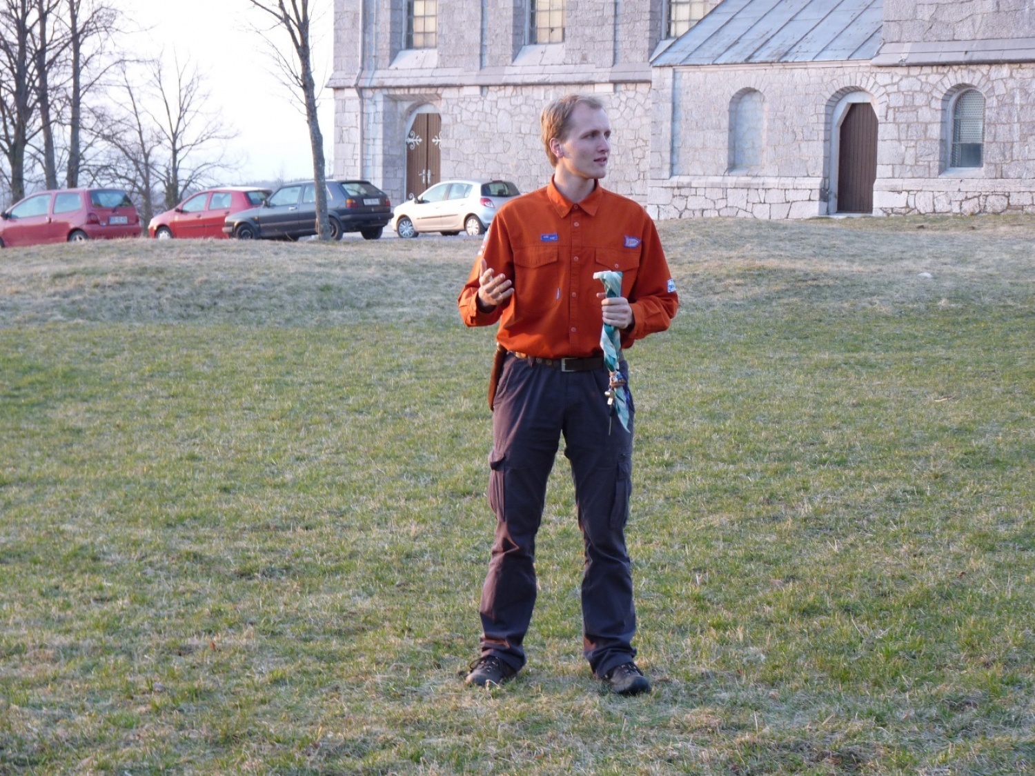 V vikendu od 25. - 27. 3. 2011 je v Trnjah pri Pivki potekalo prvo skavtsko izobraževanje za bogoslovce. Udeležilo se ga je 19 bogoslovcev iz ljubljanskega semenišča.

Pobuda za to izobraževanje je prišla iz poverjeništva za duhovnost z namenom, da bi bodoči duhovniki spoznali naše skavtsko gibanje in se tako lažje vključili v skavtsko življenje v župnijah, kjer bodo delovali.

V teh dneh smo poskušali čim bolje predstaviti skavtstvo, kot vzgojno sredstvo in način življenja. Govorili smo tudi o tem, da smo kot združenje, katoliški skavti in kako katolištvo vključujemo v našo vzgojo mladih. Pripravili smo temo o duhovnosti v skavtstvu in skavtski katehezi, preko zgodbe o Frančišku, vitezovanja in skavtskih maš pa so naš način duhovnosti doživeli tudi v praksi. Nekaj časa smo namenili še spoznavanju celotne skavtske strukture, skavtski metodi in delovanja naših stegov, manjkale pa niso tudi prave skavtske aktivnosti - kuhanje večerje na švedski bakli, bansi in igre, izdelovanje zastavic, dvig zastav, potep ...

Med vikendom smo uspeli ustvariti pravo skavtsko vzdušje in tako zopet dokazali, da skavtski duh lahko zaživi povsod in v nas vseh. Upamo, da bo tudi ta vikend prispeval k še boljšemu sodelovanju med duhovniki in skavti ter da bo čim več bogoslovcev zbralo pogum za vlogo DA-jev v naših stegih.

Kaj vse se je dogajalo pa naj povedo slike.