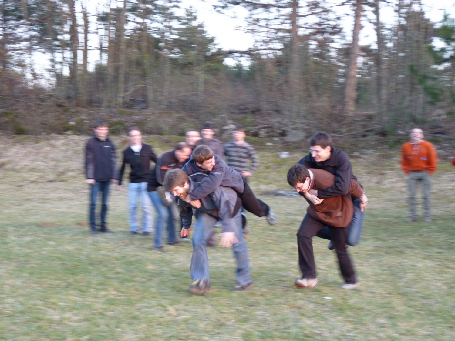 V vikendu od 25. - 27. 3. 2011 je v Trnjah pri Pivki potekalo prvo skavtsko izobraževanje za bogoslovce. Udeležilo se ga je 19 bogoslovcev iz ljubljanskega semenišča.

Pobuda za to izobraževanje je prišla iz poverjeništva za duhovnost z namenom, da bi bodoči duhovniki spoznali naše skavtsko gibanje in se tako lažje vključili v skavtsko življenje v župnijah, kjer bodo delovali.

V teh dneh smo poskušali čim bolje predstaviti skavtstvo, kot vzgojno sredstvo in način življenja. Govorili smo tudi o tem, da smo kot združenje, katoliški skavti in kako katolištvo vključujemo v našo vzgojo mladih. Pripravili smo temo o duhovnosti v skavtstvu in skavtski katehezi, preko zgodbe o Frančišku, vitezovanja in skavtskih maš pa so naš način duhovnosti doživeli tudi v praksi. Nekaj časa smo namenili še spoznavanju celotne skavtske strukture, skavtski metodi in delovanja naših stegov, manjkale pa niso tudi prave skavtske aktivnosti - kuhanje večerje na švedski bakli, bansi in igre, izdelovanje zastavic, dvig zastav, potep ...

Med vikendom smo uspeli ustvariti pravo skavtsko vzdušje in tako zopet dokazali, da skavtski duh lahko zaživi povsod in v nas vseh. Upamo, da bo tudi ta vikend prispeval k še boljšemu sodelovanju med duhovniki in skavti ter da bo čim več bogoslovcev zbralo pogum za vlogo DA-jev v naših stegih.

Kaj vse se je dogajalo pa naj povedo slike.