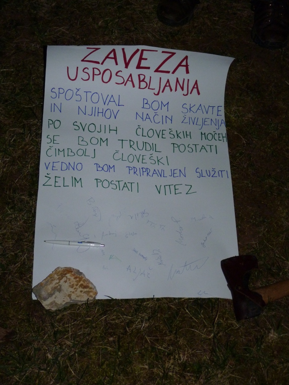 V vikendu od 25. - 27. 3. 2011 je v Trnjah pri Pivki potekalo prvo skavtsko izobraževanje za bogoslovce. Udeležilo se ga je 19 bogoslovcev iz ljubljanskega semenišča.

Pobuda za to izobraževanje je prišla iz poverjeništva za duhovnost z namenom, da bi bodoči duhovniki spoznali naše skavtsko gibanje in se tako lažje vključili v skavtsko življenje v župnijah, kjer bodo delovali.

V teh dneh smo poskušali čim bolje predstaviti skavtstvo, kot vzgojno sredstvo in način življenja. Govorili smo tudi o tem, da smo kot združenje, katoliški skavti in kako katolištvo vključujemo v našo vzgojo mladih. Pripravili smo temo o duhovnosti v skavtstvu in skavtski katehezi, preko zgodbe o Frančišku, vitezovanja in skavtskih maš pa so naš način duhovnosti doživeli tudi v praksi. Nekaj časa smo namenili še spoznavanju celotne skavtske strukture, skavtski metodi in delovanja naših stegov, manjkale pa niso tudi prave skavtske aktivnosti - kuhanje večerje na švedski bakli, bansi in igre, izdelovanje zastavic, dvig zastav, potep ...

Med vikendom smo uspeli ustvariti pravo skavtsko vzdušje in tako zopet dokazali, da skavtski duh lahko zaživi povsod in v nas vseh. Upamo, da bo tudi ta vikend prispeval k še boljšemu sodelovanju med duhovniki in skavti ter da bo čim več bogoslovcev zbralo pogum za vlogo DA-jev v naših stegih.

Kaj vse se je dogajalo pa naj povedo slike.