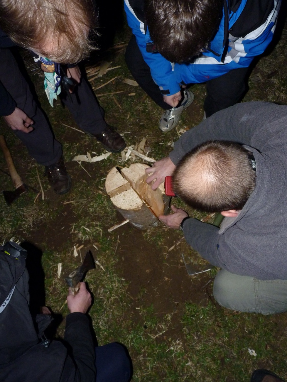 V vikendu od 25. - 27. 3. 2011 je v Trnjah pri Pivki potekalo prvo skavtsko izobraževanje za bogoslovce. Udeležilo se ga je 19 bogoslovcev iz ljubljanskega semenišča.

Pobuda za to izobraževanje je prišla iz poverjeništva za duhovnost z namenom, da bi bodoči duhovniki spoznali naše skavtsko gibanje in se tako lažje vključili v skavtsko življenje v župnijah, kjer bodo delovali.

V teh dneh smo poskušali čim bolje predstaviti skavtstvo, kot vzgojno sredstvo in način življenja. Govorili smo tudi o tem, da smo kot združenje, katoliški skavti in kako katolištvo vključujemo v našo vzgojo mladih. Pripravili smo temo o duhovnosti v skavtstvu in skavtski katehezi, preko zgodbe o Frančišku, vitezovanja in skavtskih maš pa so naš način duhovnosti doživeli tudi v praksi. Nekaj časa smo namenili še spoznavanju celotne skavtske strukture, skavtski metodi in delovanja naših stegov, manjkale pa niso tudi prave skavtske aktivnosti - kuhanje večerje na švedski bakli, bansi in igre, izdelovanje zastavic, dvig zastav, potep ...

Med vikendom smo uspeli ustvariti pravo skavtsko vzdušje in tako zopet dokazali, da skavtski duh lahko zaživi povsod in v nas vseh. Upamo, da bo tudi ta vikend prispeval k še boljšemu sodelovanju med duhovniki in skavti ter da bo čim več bogoslovcev zbralo pogum za vlogo DA-jev v naših stegih.

Kaj vse se je dogajalo pa naj povedo slike.