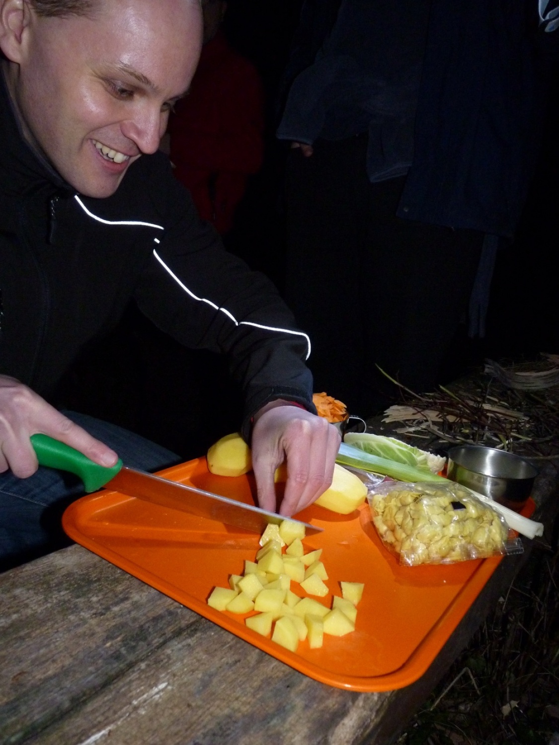 V vikendu od 25. - 27. 3. 2011 je v Trnjah pri Pivki potekalo prvo skavtsko izobraževanje za bogoslovce. Udeležilo se ga je 19 bogoslovcev iz ljubljanskega semenišča.

Pobuda za to izobraževanje je prišla iz poverjeništva za duhovnost z namenom, da bi bodoči duhovniki spoznali naše skavtsko gibanje in se tako lažje vključili v skavtsko življenje v župnijah, kjer bodo delovali.

V teh dneh smo poskušali čim bolje predstaviti skavtstvo, kot vzgojno sredstvo in način življenja. Govorili smo tudi o tem, da smo kot združenje, katoliški skavti in kako katolištvo vključujemo v našo vzgojo mladih. Pripravili smo temo o duhovnosti v skavtstvu in skavtski katehezi, preko zgodbe o Frančišku, vitezovanja in skavtskih maš pa so naš način duhovnosti doživeli tudi v praksi. Nekaj časa smo namenili še spoznavanju celotne skavtske strukture, skavtski metodi in delovanja naših stegov, manjkale pa niso tudi prave skavtske aktivnosti - kuhanje večerje na švedski bakli, bansi in igre, izdelovanje zastavic, dvig zastav, potep ...

Med vikendom smo uspeli ustvariti pravo skavtsko vzdušje in tako zopet dokazali, da skavtski duh lahko zaživi povsod in v nas vseh. Upamo, da bo tudi ta vikend prispeval k še boljšemu sodelovanju med duhovniki in skavti ter da bo čim več bogoslovcev zbralo pogum za vlogo DA-jev v naših stegih.

Kaj vse se je dogajalo pa naj povedo slike.