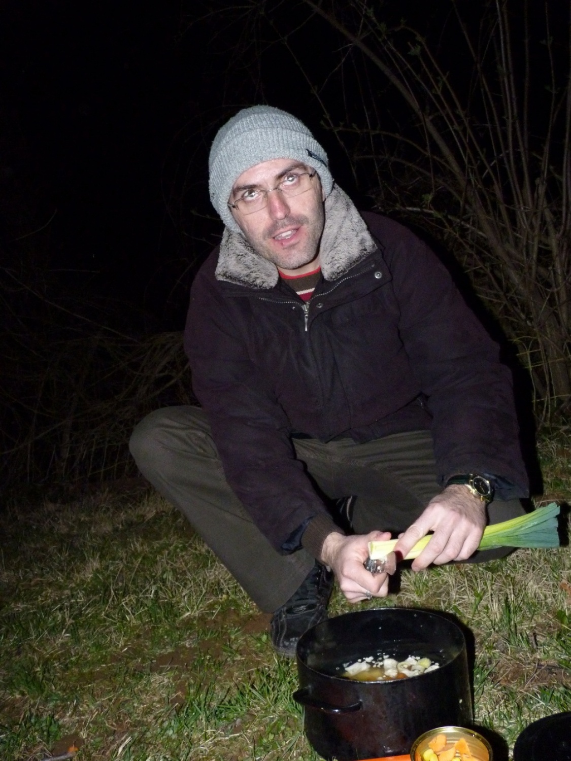 V vikendu od 25. - 27. 3. 2011 je v Trnjah pri Pivki potekalo prvo skavtsko izobraževanje za bogoslovce. Udeležilo se ga je 19 bogoslovcev iz ljubljanskega semenišča.

Pobuda za to izobraževanje je prišla iz poverjeništva za duhovnost z namenom, da bi bodoči duhovniki spoznali naše skavtsko gibanje in se tako lažje vključili v skavtsko življenje v župnijah, kjer bodo delovali.

V teh dneh smo poskušali čim bolje predstaviti skavtstvo, kot vzgojno sredstvo in način življenja. Govorili smo tudi o tem, da smo kot združenje, katoliški skavti in kako katolištvo vključujemo v našo vzgojo mladih. Pripravili smo temo o duhovnosti v skavtstvu in skavtski katehezi, preko zgodbe o Frančišku, vitezovanja in skavtskih maš pa so naš način duhovnosti doživeli tudi v praksi. Nekaj časa smo namenili še spoznavanju celotne skavtske strukture, skavtski metodi in delovanja naših stegov, manjkale pa niso tudi prave skavtske aktivnosti - kuhanje večerje na švedski bakli, bansi in igre, izdelovanje zastavic, dvig zastav, potep ...

Med vikendom smo uspeli ustvariti pravo skavtsko vzdušje in tako zopet dokazali, da skavtski duh lahko zaživi povsod in v nas vseh. Upamo, da bo tudi ta vikend prispeval k še boljšemu sodelovanju med duhovniki in skavti ter da bo čim več bogoslovcev zbralo pogum za vlogo DA-jev v naših stegih.

Kaj vse se je dogajalo pa naj povedo slike.