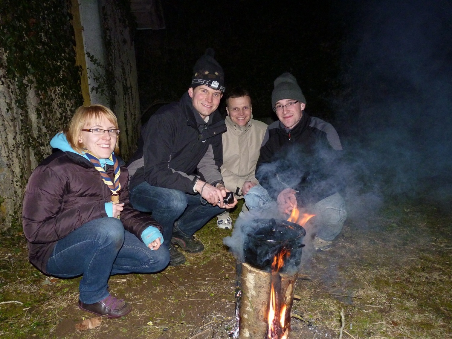 V vikendu od 25. - 27. 3. 2011 je v Trnjah pri Pivki potekalo prvo skavtsko izobraževanje za bogoslovce. Udeležilo se ga je 19 bogoslovcev iz ljubljanskega semenišča.

Pobuda za to izobraževanje je prišla iz poverjeništva za duhovnost z namenom, da bi bodoči duhovniki spoznali naše skavtsko gibanje in se tako lažje vključili v skavtsko življenje v župnijah, kjer bodo delovali.

V teh dneh smo poskušali čim bolje predstaviti skavtstvo, kot vzgojno sredstvo in način življenja. Govorili smo tudi o tem, da smo kot združenje, katoliški skavti in kako katolištvo vključujemo v našo vzgojo mladih. Pripravili smo temo o duhovnosti v skavtstvu in skavtski katehezi, preko zgodbe o Frančišku, vitezovanja in skavtskih maš pa so naš način duhovnosti doživeli tudi v praksi. Nekaj časa smo namenili še spoznavanju celotne skavtske strukture, skavtski metodi in delovanja naših stegov, manjkale pa niso tudi prave skavtske aktivnosti - kuhanje večerje na švedski bakli, bansi in igre, izdelovanje zastavic, dvig zastav, potep ...

Med vikendom smo uspeli ustvariti pravo skavtsko vzdušje in tako zopet dokazali, da skavtski duh lahko zaživi povsod in v nas vseh. Upamo, da bo tudi ta vikend prispeval k še boljšemu sodelovanju med duhovniki in skavti ter da bo čim več bogoslovcev zbralo pogum za vlogo DA-jev v naših stegih.

Kaj vse se je dogajalo pa naj povedo slike.