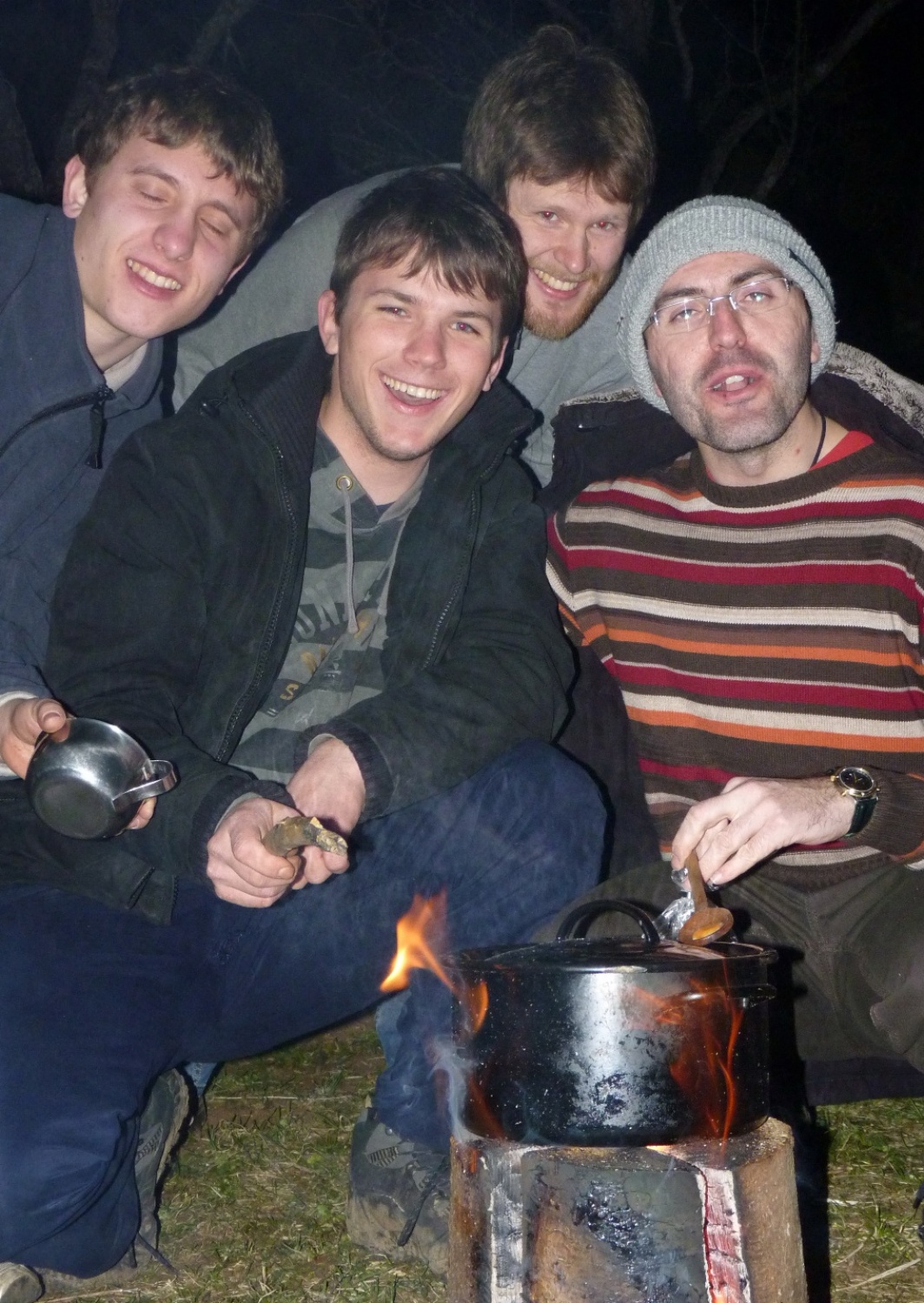 V vikendu od 25. - 27. 3. 2011 je v Trnjah pri Pivki potekalo prvo skavtsko izobraževanje za bogoslovce. Udeležilo se ga je 19 bogoslovcev iz ljubljanskega semenišča.

Pobuda za to izobraževanje je prišla iz poverjeništva za duhovnost z namenom, da bi bodoči duhovniki spoznali naše skavtsko gibanje in se tako lažje vključili v skavtsko življenje v župnijah, kjer bodo delovali.

V teh dneh smo poskušali čim bolje predstaviti skavtstvo, kot vzgojno sredstvo in način življenja. Govorili smo tudi o tem, da smo kot združenje, katoliški skavti in kako katolištvo vključujemo v našo vzgojo mladih. Pripravili smo temo o duhovnosti v skavtstvu in skavtski katehezi, preko zgodbe o Frančišku, vitezovanja in skavtskih maš pa so naš način duhovnosti doživeli tudi v praksi. Nekaj časa smo namenili še spoznavanju celotne skavtske strukture, skavtski metodi in delovanja naših stegov, manjkale pa niso tudi prave skavtske aktivnosti - kuhanje večerje na švedski bakli, bansi in igre, izdelovanje zastavic, dvig zastav, potep ...

Med vikendom smo uspeli ustvariti pravo skavtsko vzdušje in tako zopet dokazali, da skavtski duh lahko zaživi povsod in v nas vseh. Upamo, da bo tudi ta vikend prispeval k še boljšemu sodelovanju med duhovniki in skavti ter da bo čim več bogoslovcev zbralo pogum za vlogo DA-jev v naših stegih.

Kaj vse se je dogajalo pa naj povedo slike.