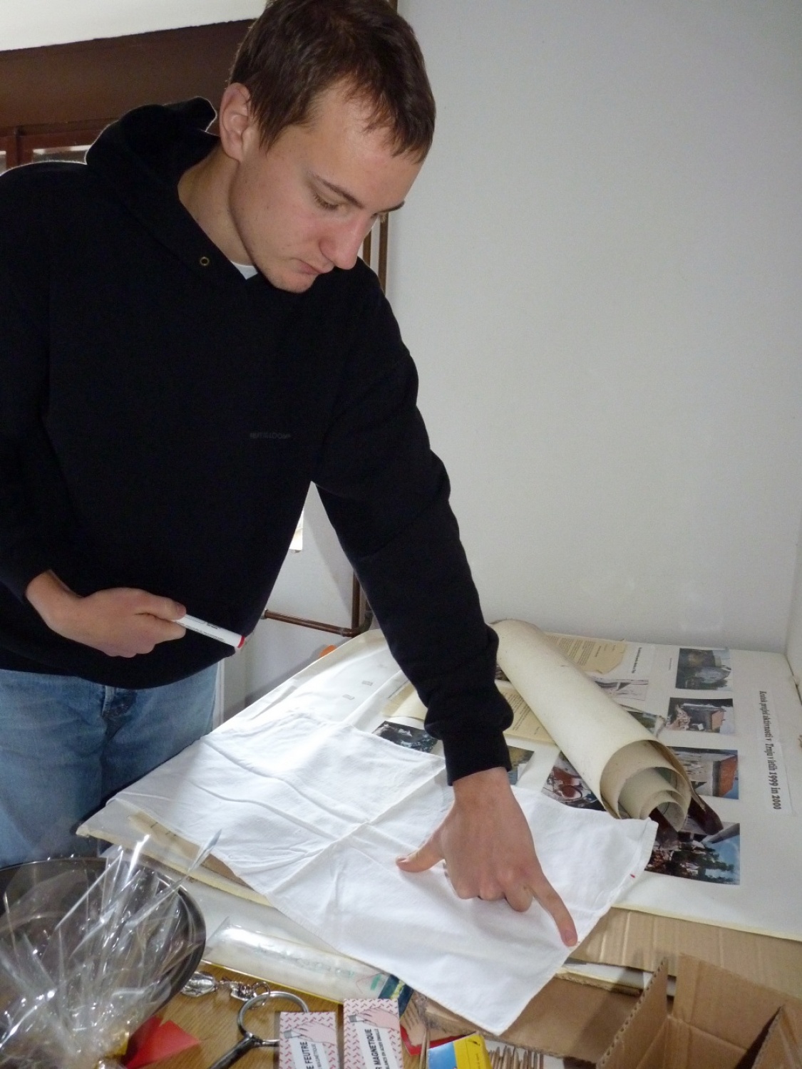 V vikendu od 25. - 27. 3. 2011 je v Trnjah pri Pivki potekalo prvo skavtsko izobraževanje za bogoslovce. Udeležilo se ga je 19 bogoslovcev iz ljubljanskega semenišča.

Pobuda za to izobraževanje je prišla iz poverjeništva za duhovnost z namenom, da bi bodoči duhovniki spoznali naše skavtsko gibanje in se tako lažje vključili v skavtsko življenje v župnijah, kjer bodo delovali.

V teh dneh smo poskušali čim bolje predstaviti skavtstvo, kot vzgojno sredstvo in način življenja. Govorili smo tudi o tem, da smo kot združenje, katoliški skavti in kako katolištvo vključujemo v našo vzgojo mladih. Pripravili smo temo o duhovnosti v skavtstvu in skavtski katehezi, preko zgodbe o Frančišku, vitezovanja in skavtskih maš pa so naš način duhovnosti doživeli tudi v praksi. Nekaj časa smo namenili še spoznavanju celotne skavtske strukture, skavtski metodi in delovanja naših stegov, manjkale pa niso tudi prave skavtske aktivnosti - kuhanje večerje na švedski bakli, bansi in igre, izdelovanje zastavic, dvig zastav, potep ...

Med vikendom smo uspeli ustvariti pravo skavtsko vzdušje in tako zopet dokazali, da skavtski duh lahko zaživi povsod in v nas vseh. Upamo, da bo tudi ta vikend prispeval k še boljšemu sodelovanju med duhovniki in skavti ter da bo čim več bogoslovcev zbralo pogum za vlogo DA-jev v naših stegih.

Kaj vse se je dogajalo pa naj povedo slike.