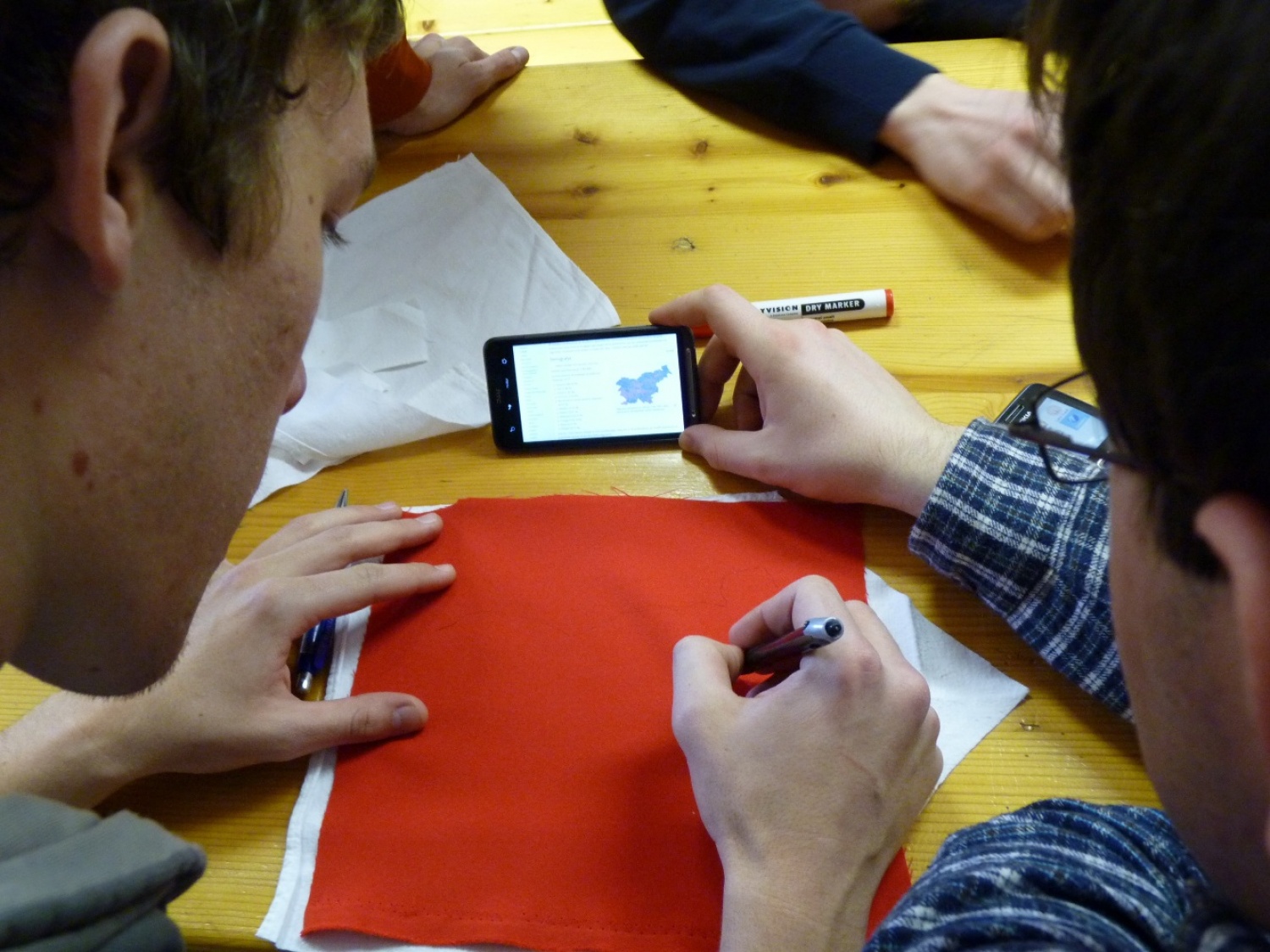 V vikendu od 25. - 27. 3. 2011 je v Trnjah pri Pivki potekalo prvo skavtsko izobraževanje za bogoslovce. Udeležilo se ga je 19 bogoslovcev iz ljubljanskega semenišča.

Pobuda za to izobraževanje je prišla iz poverjeništva za duhovnost z namenom, da bi bodoči duhovniki spoznali naše skavtsko gibanje in se tako lažje vključili v skavtsko življenje v župnijah, kjer bodo delovali.

V teh dneh smo poskušali čim bolje predstaviti skavtstvo, kot vzgojno sredstvo in način življenja. Govorili smo tudi o tem, da smo kot združenje, katoliški skavti in kako katolištvo vključujemo v našo vzgojo mladih. Pripravili smo temo o duhovnosti v skavtstvu in skavtski katehezi, preko zgodbe o Frančišku, vitezovanja in skavtskih maš pa so naš način duhovnosti doživeli tudi v praksi. Nekaj časa smo namenili še spoznavanju celotne skavtske strukture, skavtski metodi in delovanja naših stegov, manjkale pa niso tudi prave skavtske aktivnosti - kuhanje večerje na švedski bakli, bansi in igre, izdelovanje zastavic, dvig zastav, potep ...

Med vikendom smo uspeli ustvariti pravo skavtsko vzdušje in tako zopet dokazali, da skavtski duh lahko zaživi povsod in v nas vseh. Upamo, da bo tudi ta vikend prispeval k še boljšemu sodelovanju med duhovniki in skavti ter da bo čim več bogoslovcev zbralo pogum za vlogo DA-jev v naših stegih.

Kaj vse se je dogajalo pa naj povedo slike.