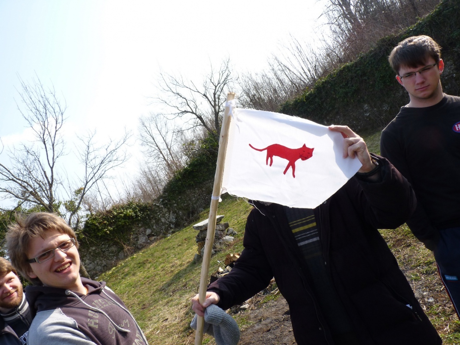 V vikendu od 25. - 27. 3. 2011 je v Trnjah pri Pivki potekalo prvo skavtsko izobraževanje za bogoslovce. Udeležilo se ga je 19 bogoslovcev iz ljubljanskega semenišča.

Pobuda za to izobraževanje je prišla iz poverjeništva za duhovnost z namenom, da bi bodoči duhovniki spoznali naše skavtsko gibanje in se tako lažje vključili v skavtsko življenje v župnijah, kjer bodo delovali.

V teh dneh smo poskušali čim bolje predstaviti skavtstvo, kot vzgojno sredstvo in način življenja. Govorili smo tudi o tem, da smo kot združenje, katoliški skavti in kako katolištvo vključujemo v našo vzgojo mladih. Pripravili smo temo o duhovnosti v skavtstvu in skavtski katehezi, preko zgodbe o Frančišku, vitezovanja in skavtskih maš pa so naš način duhovnosti doživeli tudi v praksi. Nekaj časa smo namenili še spoznavanju celotne skavtske strukture, skavtski metodi in delovanja naših stegov, manjkale pa niso tudi prave skavtske aktivnosti - kuhanje večerje na švedski bakli, bansi in igre, izdelovanje zastavic, dvig zastav, potep ...

Med vikendom smo uspeli ustvariti pravo skavtsko vzdušje in tako zopet dokazali, da skavtski duh lahko zaživi povsod in v nas vseh. Upamo, da bo tudi ta vikend prispeval k še boljšemu sodelovanju med duhovniki in skavti ter da bo čim več bogoslovcev zbralo pogum za vlogo DA-jev v naših stegih.

Kaj vse se je dogajalo pa naj povedo slike.