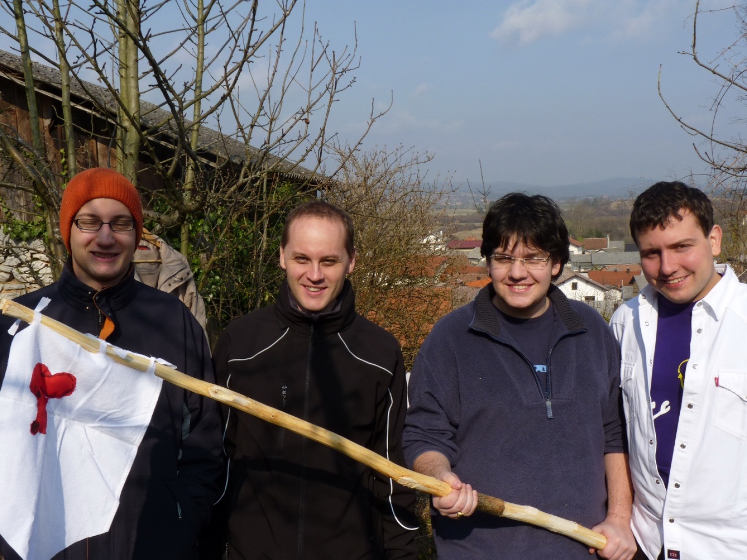 V vikendu od 25. - 27. 3. 2011 je v Trnjah pri Pivki potekalo prvo skavtsko izobraževanje za bogoslovce. Udeležilo se ga je 19 bogoslovcev iz ljubljanskega semenišča.

Pobuda za to izobraževanje je prišla iz poverjeništva za duhovnost z namenom, da bi bodoči duhovniki spoznali naše skavtsko gibanje in se tako lažje vključili v skavtsko življenje v župnijah, kjer bodo delovali.

V teh dneh smo poskušali čim bolje predstaviti skavtstvo, kot vzgojno sredstvo in način življenja. Govorili smo tudi o tem, da smo kot združenje, katoliški skavti in kako katolištvo vključujemo v našo vzgojo mladih. Pripravili smo temo o duhovnosti v skavtstvu in skavtski katehezi, preko zgodbe o Frančišku, vitezovanja in skavtskih maš pa so naš način duhovnosti doživeli tudi v praksi. Nekaj časa smo namenili še spoznavanju celotne skavtske strukture, skavtski metodi in delovanja naših stegov, manjkale pa niso tudi prave skavtske aktivnosti - kuhanje večerje na švedski bakli, bansi in igre, izdelovanje zastavic, dvig zastav, potep ...

Med vikendom smo uspeli ustvariti pravo skavtsko vzdušje in tako zopet dokazali, da skavtski duh lahko zaživi povsod in v nas vseh. Upamo, da bo tudi ta vikend prispeval k še boljšemu sodelovanju med duhovniki in skavti ter da bo čim več bogoslovcev zbralo pogum za vlogo DA-jev v naših stegih.

Kaj vse se je dogajalo pa naj povedo slike.