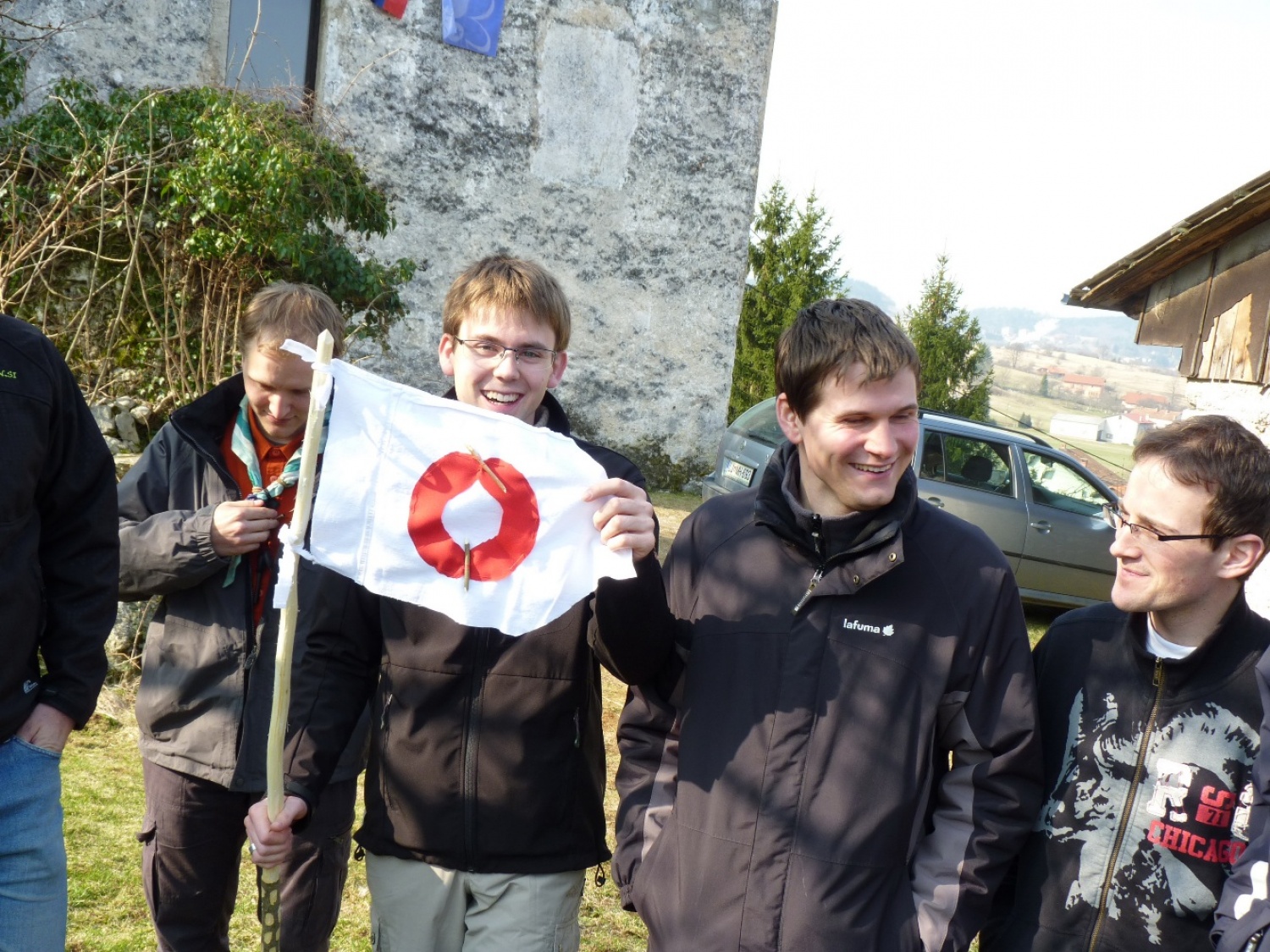 V vikendu od 25. - 27. 3. 2011 je v Trnjah pri Pivki potekalo prvo skavtsko izobraževanje za bogoslovce. Udeležilo se ga je 19 bogoslovcev iz ljubljanskega semenišča.

Pobuda za to izobraževanje je prišla iz poverjeništva za duhovnost z namenom, da bi bodoči duhovniki spoznali naše skavtsko gibanje in se tako lažje vključili v skavtsko življenje v župnijah, kjer bodo delovali.

V teh dneh smo poskušali čim bolje predstaviti skavtstvo, kot vzgojno sredstvo in način življenja. Govorili smo tudi o tem, da smo kot združenje, katoliški skavti in kako katolištvo vključujemo v našo vzgojo mladih. Pripravili smo temo o duhovnosti v skavtstvu in skavtski katehezi, preko zgodbe o Frančišku, vitezovanja in skavtskih maš pa so naš način duhovnosti doživeli tudi v praksi. Nekaj časa smo namenili še spoznavanju celotne skavtske strukture, skavtski metodi in delovanja naših stegov, manjkale pa niso tudi prave skavtske aktivnosti - kuhanje večerje na švedski bakli, bansi in igre, izdelovanje zastavic, dvig zastav, potep ...

Med vikendom smo uspeli ustvariti pravo skavtsko vzdušje in tako zopet dokazali, da skavtski duh lahko zaživi povsod in v nas vseh. Upamo, da bo tudi ta vikend prispeval k še boljšemu sodelovanju med duhovniki in skavti ter da bo čim več bogoslovcev zbralo pogum za vlogo DA-jev v naših stegih.

Kaj vse se je dogajalo pa naj povedo slike.