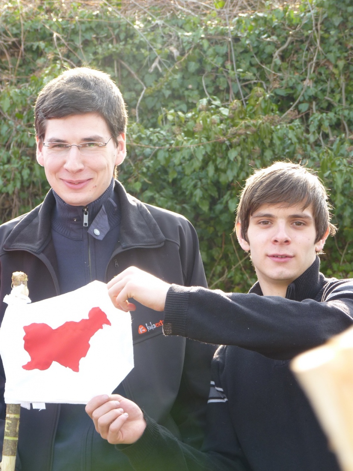 V vikendu od 25. - 27. 3. 2011 je v Trnjah pri Pivki potekalo prvo skavtsko izobraževanje za bogoslovce. Udeležilo se ga je 19 bogoslovcev iz ljubljanskega semenišča.

Pobuda za to izobraževanje je prišla iz poverjeništva za duhovnost z namenom, da bi bodoči duhovniki spoznali naše skavtsko gibanje in se tako lažje vključili v skavtsko življenje v župnijah, kjer bodo delovali.

V teh dneh smo poskušali čim bolje predstaviti skavtstvo, kot vzgojno sredstvo in način življenja. Govorili smo tudi o tem, da smo kot združenje, katoliški skavti in kako katolištvo vključujemo v našo vzgojo mladih. Pripravili smo temo o duhovnosti v skavtstvu in skavtski katehezi, preko zgodbe o Frančišku, vitezovanja in skavtskih maš pa so naš način duhovnosti doživeli tudi v praksi. Nekaj časa smo namenili še spoznavanju celotne skavtske strukture, skavtski metodi in delovanja naših stegov, manjkale pa niso tudi prave skavtske aktivnosti - kuhanje večerje na švedski bakli, bansi in igre, izdelovanje zastavic, dvig zastav, potep ...

Med vikendom smo uspeli ustvariti pravo skavtsko vzdušje in tako zopet dokazali, da skavtski duh lahko zaživi povsod in v nas vseh. Upamo, da bo tudi ta vikend prispeval k še boljšemu sodelovanju med duhovniki in skavti ter da bo čim več bogoslovcev zbralo pogum za vlogo DA-jev v naših stegih.

Kaj vse se je dogajalo pa naj povedo slike.