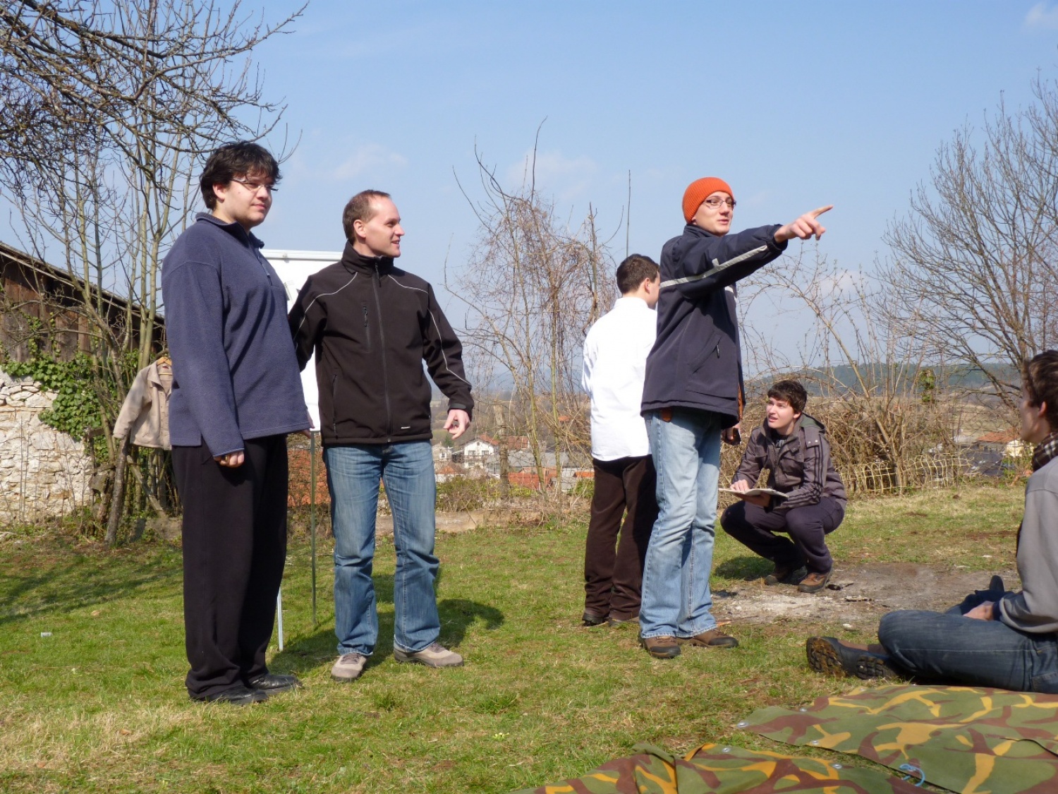 V vikendu od 25. - 27. 3. 2011 je v Trnjah pri Pivki potekalo prvo skavtsko izobraževanje za bogoslovce. Udeležilo se ga je 19 bogoslovcev iz ljubljanskega semenišča.

Pobuda za to izobraževanje je prišla iz poverjeništva za duhovnost z namenom, da bi bodoči duhovniki spoznali naše skavtsko gibanje in se tako lažje vključili v skavtsko življenje v župnijah, kjer bodo delovali.

V teh dneh smo poskušali čim bolje predstaviti skavtstvo, kot vzgojno sredstvo in način življenja. Govorili smo tudi o tem, da smo kot združenje, katoliški skavti in kako katolištvo vključujemo v našo vzgojo mladih. Pripravili smo temo o duhovnosti v skavtstvu in skavtski katehezi, preko zgodbe o Frančišku, vitezovanja in skavtskih maš pa so naš način duhovnosti doživeli tudi v praksi. Nekaj časa smo namenili še spoznavanju celotne skavtske strukture, skavtski metodi in delovanja naših stegov, manjkale pa niso tudi prave skavtske aktivnosti - kuhanje večerje na švedski bakli, bansi in igre, izdelovanje zastavic, dvig zastav, potep ...

Med vikendom smo uspeli ustvariti pravo skavtsko vzdušje in tako zopet dokazali, da skavtski duh lahko zaživi povsod in v nas vseh. Upamo, da bo tudi ta vikend prispeval k še boljšemu sodelovanju med duhovniki in skavti ter da bo čim več bogoslovcev zbralo pogum za vlogo DA-jev v naših stegih.

Kaj vse se je dogajalo pa naj povedo slike.