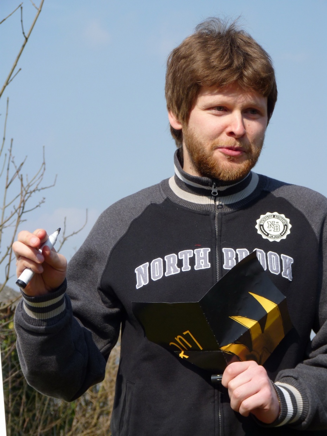 V vikendu od 25. - 27. 3. 2011 je v Trnjah pri Pivki potekalo prvo skavtsko izobraževanje za bogoslovce. Udeležilo se ga je 19 bogoslovcev iz ljubljanskega semenišča.

Pobuda za to izobraževanje je prišla iz poverjeništva za duhovnost z namenom, da bi bodoči duhovniki spoznali naše skavtsko gibanje in se tako lažje vključili v skavtsko življenje v župnijah, kjer bodo delovali.

V teh dneh smo poskušali čim bolje predstaviti skavtstvo, kot vzgojno sredstvo in način življenja. Govorili smo tudi o tem, da smo kot združenje, katoliški skavti in kako katolištvo vključujemo v našo vzgojo mladih. Pripravili smo temo o duhovnosti v skavtstvu in skavtski katehezi, preko zgodbe o Frančišku, vitezovanja in skavtskih maš pa so naš način duhovnosti doživeli tudi v praksi. Nekaj časa smo namenili še spoznavanju celotne skavtske strukture, skavtski metodi in delovanja naših stegov, manjkale pa niso tudi prave skavtske aktivnosti - kuhanje večerje na švedski bakli, bansi in igre, izdelovanje zastavic, dvig zastav, potep ...

Med vikendom smo uspeli ustvariti pravo skavtsko vzdušje in tako zopet dokazali, da skavtski duh lahko zaživi povsod in v nas vseh. Upamo, da bo tudi ta vikend prispeval k še boljšemu sodelovanju med duhovniki in skavti ter da bo čim več bogoslovcev zbralo pogum za vlogo DA-jev v naših stegih.

Kaj vse se je dogajalo pa naj povedo slike.