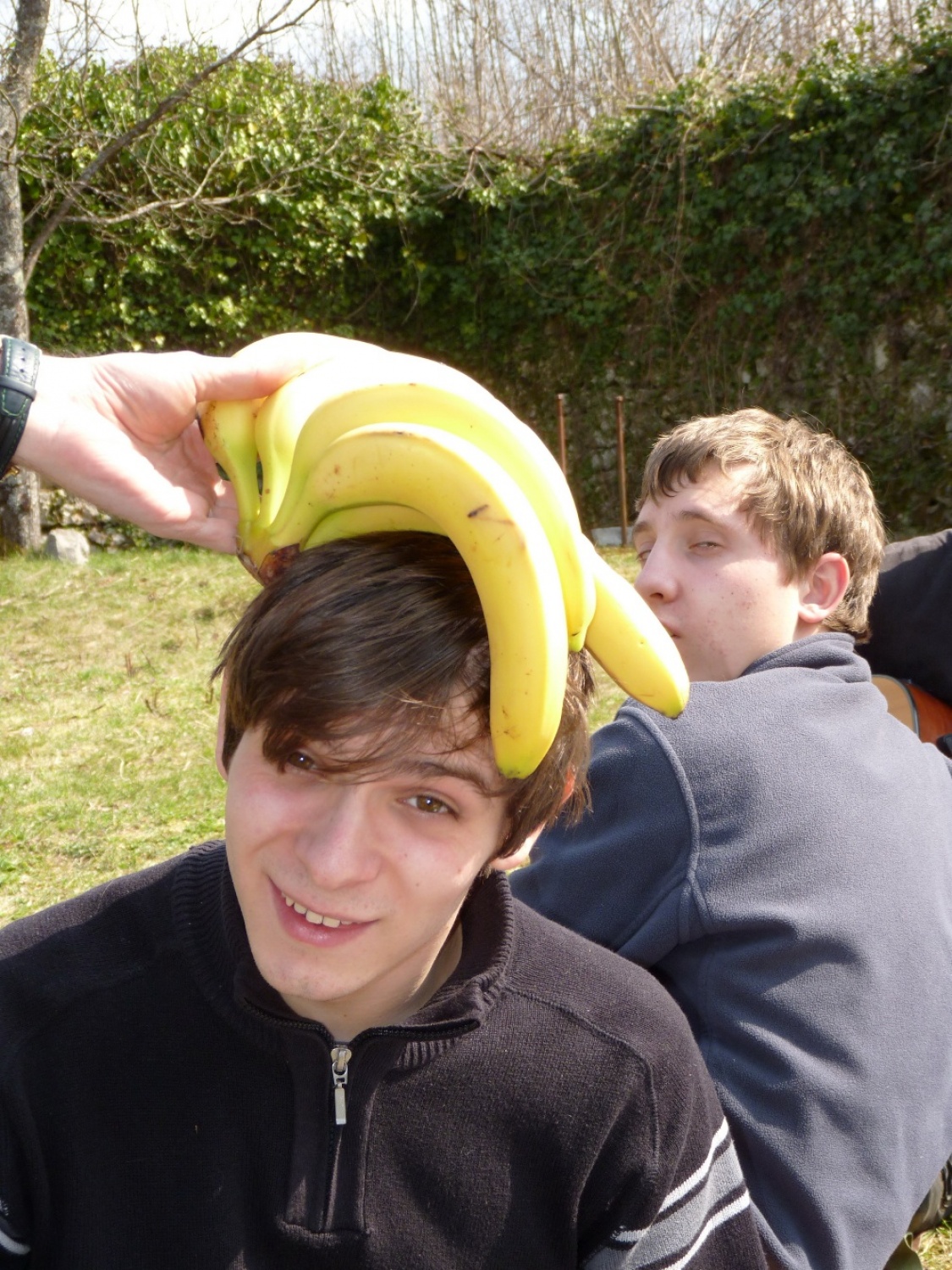 V vikendu od 25. - 27. 3. 2011 je v Trnjah pri Pivki potekalo prvo skavtsko izobraževanje za bogoslovce. Udeležilo se ga je 19 bogoslovcev iz ljubljanskega semenišča.

Pobuda za to izobraževanje je prišla iz poverjeništva za duhovnost z namenom, da bi bodoči duhovniki spoznali naše skavtsko gibanje in se tako lažje vključili v skavtsko življenje v župnijah, kjer bodo delovali.

V teh dneh smo poskušali čim bolje predstaviti skavtstvo, kot vzgojno sredstvo in način življenja. Govorili smo tudi o tem, da smo kot združenje, katoliški skavti in kako katolištvo vključujemo v našo vzgojo mladih. Pripravili smo temo o duhovnosti v skavtstvu in skavtski katehezi, preko zgodbe o Frančišku, vitezovanja in skavtskih maš pa so naš način duhovnosti doživeli tudi v praksi. Nekaj časa smo namenili še spoznavanju celotne skavtske strukture, skavtski metodi in delovanja naših stegov, manjkale pa niso tudi prave skavtske aktivnosti - kuhanje večerje na švedski bakli, bansi in igre, izdelovanje zastavic, dvig zastav, potep ...

Med vikendom smo uspeli ustvariti pravo skavtsko vzdušje in tako zopet dokazali, da skavtski duh lahko zaživi povsod in v nas vseh. Upamo, da bo tudi ta vikend prispeval k še boljšemu sodelovanju med duhovniki in skavti ter da bo čim več bogoslovcev zbralo pogum za vlogo DA-jev v naših stegih.

Kaj vse se je dogajalo pa naj povedo slike.