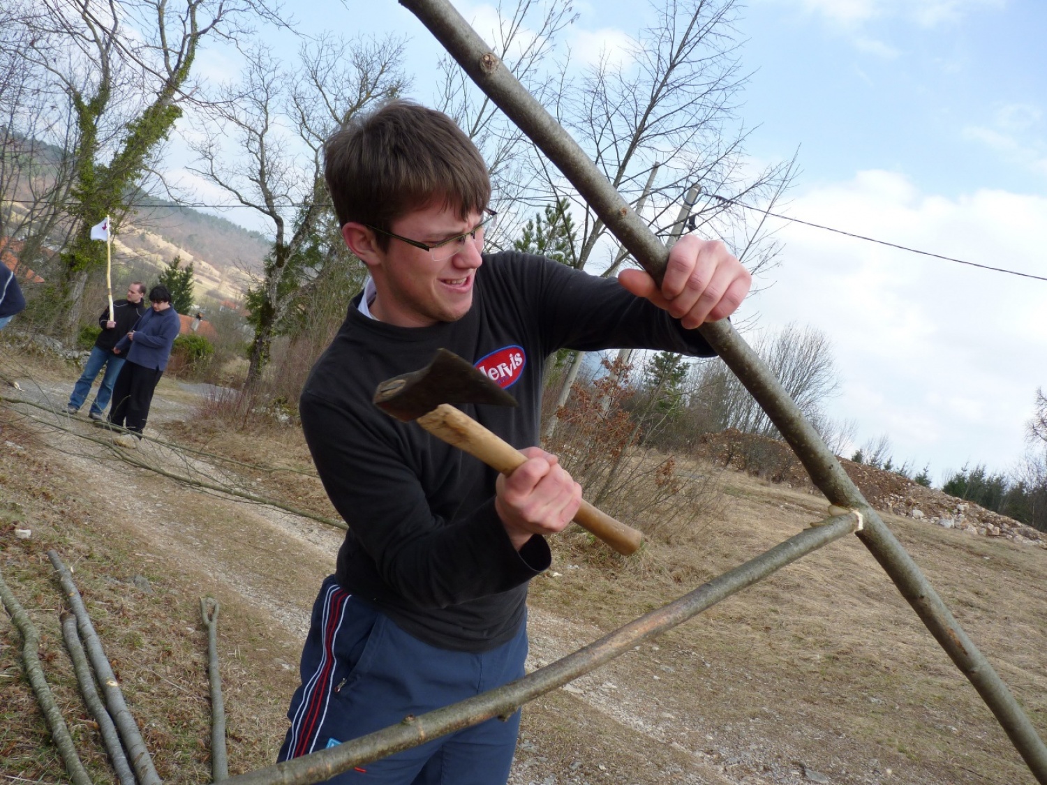 V vikendu od 25. - 27. 3. 2011 je v Trnjah pri Pivki potekalo prvo skavtsko izobraževanje za bogoslovce. Udeležilo se ga je 19 bogoslovcev iz ljubljanskega semenišča.

Pobuda za to izobraževanje je prišla iz poverjeništva za duhovnost z namenom, da bi bodoči duhovniki spoznali naše skavtsko gibanje in se tako lažje vključili v skavtsko življenje v župnijah, kjer bodo delovali.

V teh dneh smo poskušali čim bolje predstaviti skavtstvo, kot vzgojno sredstvo in način življenja. Govorili smo tudi o tem, da smo kot združenje, katoliški skavti in kako katolištvo vključujemo v našo vzgojo mladih. Pripravili smo temo o duhovnosti v skavtstvu in skavtski katehezi, preko zgodbe o Frančišku, vitezovanja in skavtskih maš pa so naš način duhovnosti doživeli tudi v praksi. Nekaj časa smo namenili še spoznavanju celotne skavtske strukture, skavtski metodi in delovanja naših stegov, manjkale pa niso tudi prave skavtske aktivnosti - kuhanje večerje na švedski bakli, bansi in igre, izdelovanje zastavic, dvig zastav, potep ...

Med vikendom smo uspeli ustvariti pravo skavtsko vzdušje in tako zopet dokazali, da skavtski duh lahko zaživi povsod in v nas vseh. Upamo, da bo tudi ta vikend prispeval k še boljšemu sodelovanju med duhovniki in skavti ter da bo čim več bogoslovcev zbralo pogum za vlogo DA-jev v naših stegih.

Kaj vse se je dogajalo pa naj povedo slike.