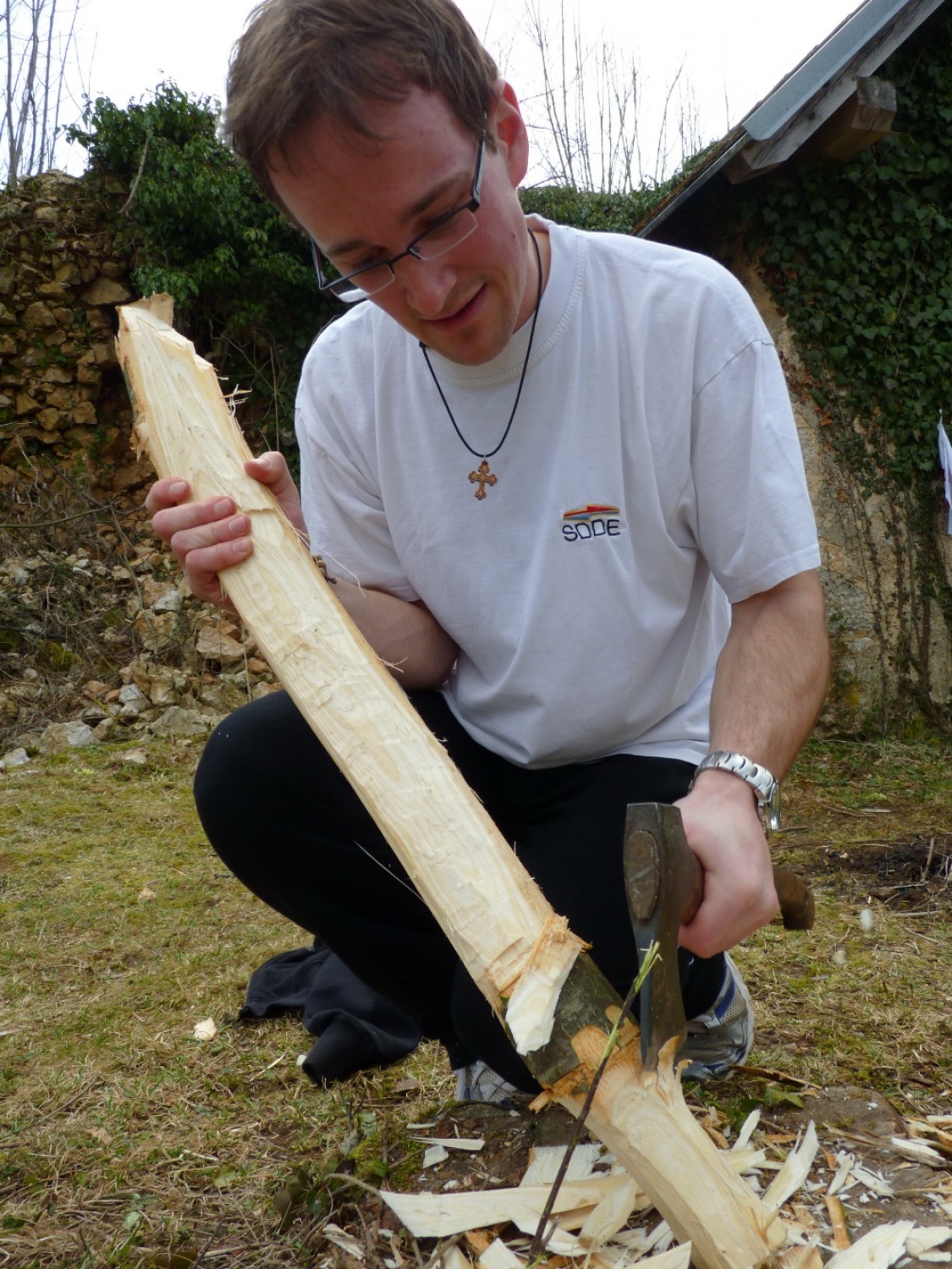 V vikendu od 25. - 27. 3. 2011 je v Trnjah pri Pivki potekalo prvo skavtsko izobraževanje za bogoslovce. Udeležilo se ga je 19 bogoslovcev iz ljubljanskega semenišča.

Pobuda za to izobraževanje je prišla iz poverjeništva za duhovnost z namenom, da bi bodoči duhovniki spoznali naše skavtsko gibanje in se tako lažje vključili v skavtsko življenje v župnijah, kjer bodo delovali.

V teh dneh smo poskušali čim bolje predstaviti skavtstvo, kot vzgojno sredstvo in način življenja. Govorili smo tudi o tem, da smo kot združenje, katoliški skavti in kako katolištvo vključujemo v našo vzgojo mladih. Pripravili smo temo o duhovnosti v skavtstvu in skavtski katehezi, preko zgodbe o Frančišku, vitezovanja in skavtskih maš pa so naš način duhovnosti doživeli tudi v praksi. Nekaj časa smo namenili še spoznavanju celotne skavtske strukture, skavtski metodi in delovanja naših stegov, manjkale pa niso tudi prave skavtske aktivnosti - kuhanje večerje na švedski bakli, bansi in igre, izdelovanje zastavic, dvig zastav, potep ...

Med vikendom smo uspeli ustvariti pravo skavtsko vzdušje in tako zopet dokazali, da skavtski duh lahko zaživi povsod in v nas vseh. Upamo, da bo tudi ta vikend prispeval k še boljšemu sodelovanju med duhovniki in skavti ter da bo čim več bogoslovcev zbralo pogum za vlogo DA-jev v naših stegih.

Kaj vse se je dogajalo pa naj povedo slike.