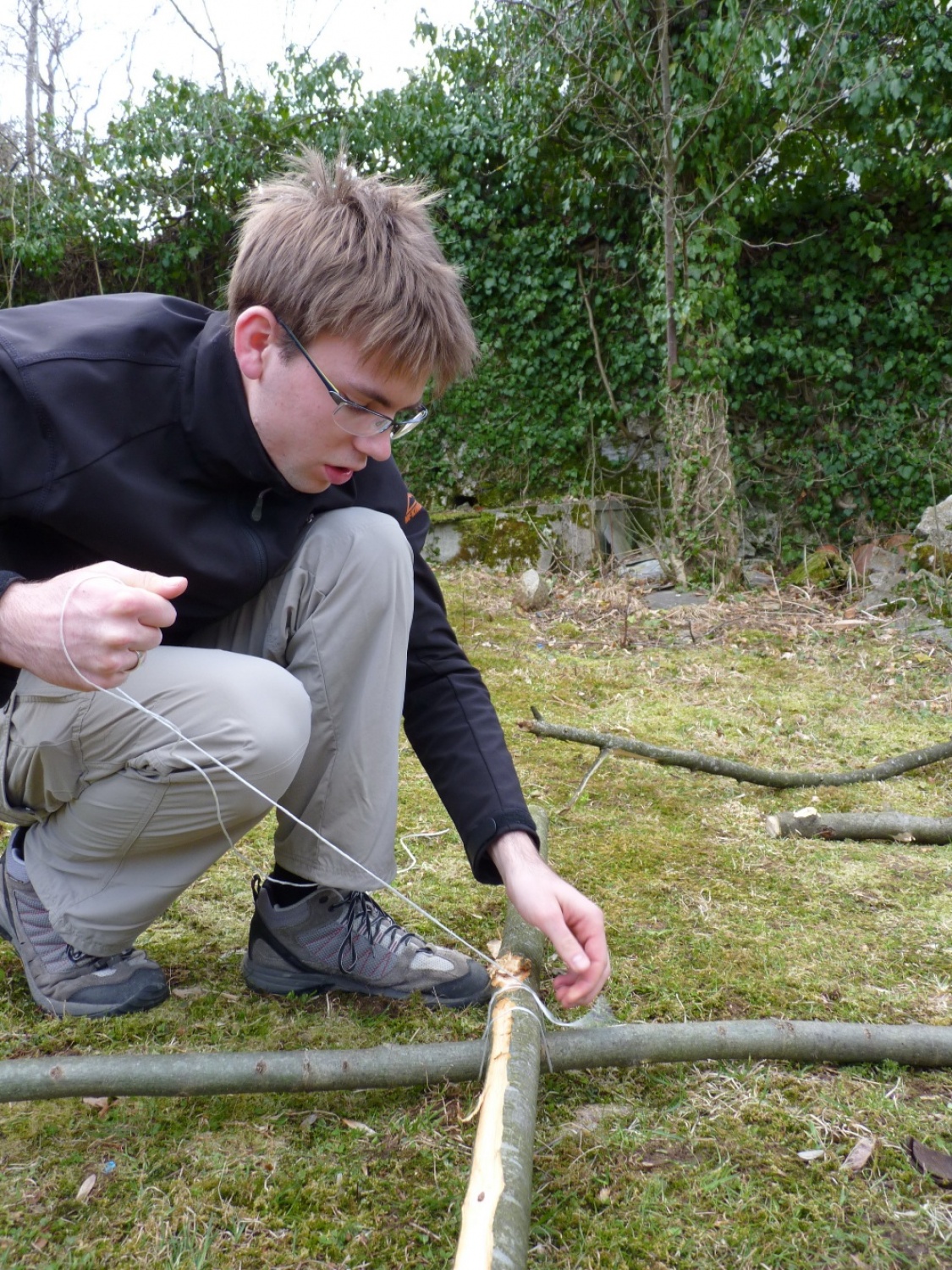 V vikendu od 25. - 27. 3. 2011 je v Trnjah pri Pivki potekalo prvo skavtsko izobraževanje za bogoslovce. Udeležilo se ga je 19 bogoslovcev iz ljubljanskega semenišča.

Pobuda za to izobraževanje je prišla iz poverjeništva za duhovnost z namenom, da bi bodoči duhovniki spoznali naše skavtsko gibanje in se tako lažje vključili v skavtsko življenje v župnijah, kjer bodo delovali.

V teh dneh smo poskušali čim bolje predstaviti skavtstvo, kot vzgojno sredstvo in način življenja. Govorili smo tudi o tem, da smo kot združenje, katoliški skavti in kako katolištvo vključujemo v našo vzgojo mladih. Pripravili smo temo o duhovnosti v skavtstvu in skavtski katehezi, preko zgodbe o Frančišku, vitezovanja in skavtskih maš pa so naš način duhovnosti doživeli tudi v praksi. Nekaj časa smo namenili še spoznavanju celotne skavtske strukture, skavtski metodi in delovanja naših stegov, manjkale pa niso tudi prave skavtske aktivnosti - kuhanje večerje na švedski bakli, bansi in igre, izdelovanje zastavic, dvig zastav, potep ...

Med vikendom smo uspeli ustvariti pravo skavtsko vzdušje in tako zopet dokazali, da skavtski duh lahko zaživi povsod in v nas vseh. Upamo, da bo tudi ta vikend prispeval k še boljšemu sodelovanju med duhovniki in skavti ter da bo čim več bogoslovcev zbralo pogum za vlogo DA-jev v naših stegih.

Kaj vse se je dogajalo pa naj povedo slike.