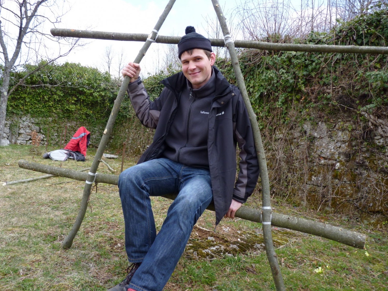 V vikendu od 25. - 27. 3. 2011 je v Trnjah pri Pivki potekalo prvo skavtsko izobraževanje za bogoslovce. Udeležilo se ga je 19 bogoslovcev iz ljubljanskega semenišča.

Pobuda za to izobraževanje je prišla iz poverjeništva za duhovnost z namenom, da bi bodoči duhovniki spoznali naše skavtsko gibanje in se tako lažje vključili v skavtsko življenje v župnijah, kjer bodo delovali.

V teh dneh smo poskušali čim bolje predstaviti skavtstvo, kot vzgojno sredstvo in način življenja. Govorili smo tudi o tem, da smo kot združenje, katoliški skavti in kako katolištvo vključujemo v našo vzgojo mladih. Pripravili smo temo o duhovnosti v skavtstvu in skavtski katehezi, preko zgodbe o Frančišku, vitezovanja in skavtskih maš pa so naš način duhovnosti doživeli tudi v praksi. Nekaj časa smo namenili še spoznavanju celotne skavtske strukture, skavtski metodi in delovanja naših stegov, manjkale pa niso tudi prave skavtske aktivnosti - kuhanje večerje na švedski bakli, bansi in igre, izdelovanje zastavic, dvig zastav, potep ...

Med vikendom smo uspeli ustvariti pravo skavtsko vzdušje in tako zopet dokazali, da skavtski duh lahko zaživi povsod in v nas vseh. Upamo, da bo tudi ta vikend prispeval k še boljšemu sodelovanju med duhovniki in skavti ter da bo čim več bogoslovcev zbralo pogum za vlogo DA-jev v naših stegih.

Kaj vse se je dogajalo pa naj povedo slike.