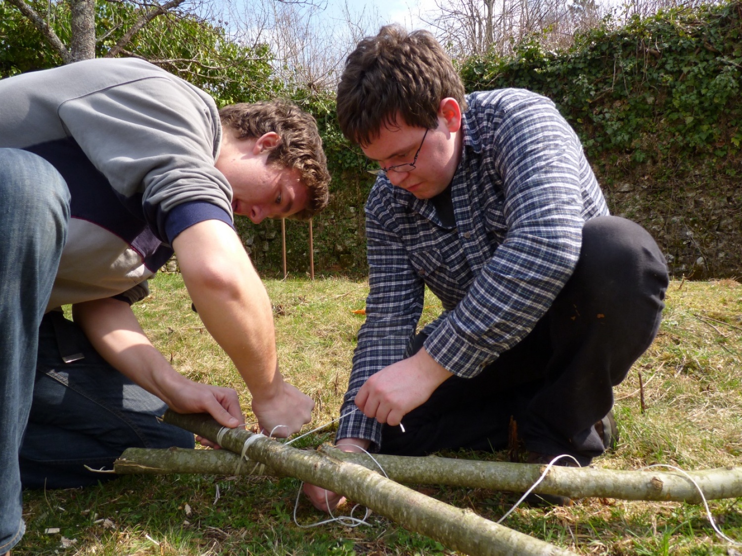 V vikendu od 25. - 27. 3. 2011 je v Trnjah pri Pivki potekalo prvo skavtsko izobraževanje za bogoslovce. Udeležilo se ga je 19 bogoslovcev iz ljubljanskega semenišča.

Pobuda za to izobraževanje je prišla iz poverjeništva za duhovnost z namenom, da bi bodoči duhovniki spoznali naše skavtsko gibanje in se tako lažje vključili v skavtsko življenje v župnijah, kjer bodo delovali.

V teh dneh smo poskušali čim bolje predstaviti skavtstvo, kot vzgojno sredstvo in način življenja. Govorili smo tudi o tem, da smo kot združenje, katoliški skavti in kako katolištvo vključujemo v našo vzgojo mladih. Pripravili smo temo o duhovnosti v skavtstvu in skavtski katehezi, preko zgodbe o Frančišku, vitezovanja in skavtskih maš pa so naš način duhovnosti doživeli tudi v praksi. Nekaj časa smo namenili še spoznavanju celotne skavtske strukture, skavtski metodi in delovanja naših stegov, manjkale pa niso tudi prave skavtske aktivnosti - kuhanje večerje na švedski bakli, bansi in igre, izdelovanje zastavic, dvig zastav, potep ...

Med vikendom smo uspeli ustvariti pravo skavtsko vzdušje in tako zopet dokazali, da skavtski duh lahko zaživi povsod in v nas vseh. Upamo, da bo tudi ta vikend prispeval k še boljšemu sodelovanju med duhovniki in skavti ter da bo čim več bogoslovcev zbralo pogum za vlogo DA-jev v naših stegih.

Kaj vse se je dogajalo pa naj povedo slike.