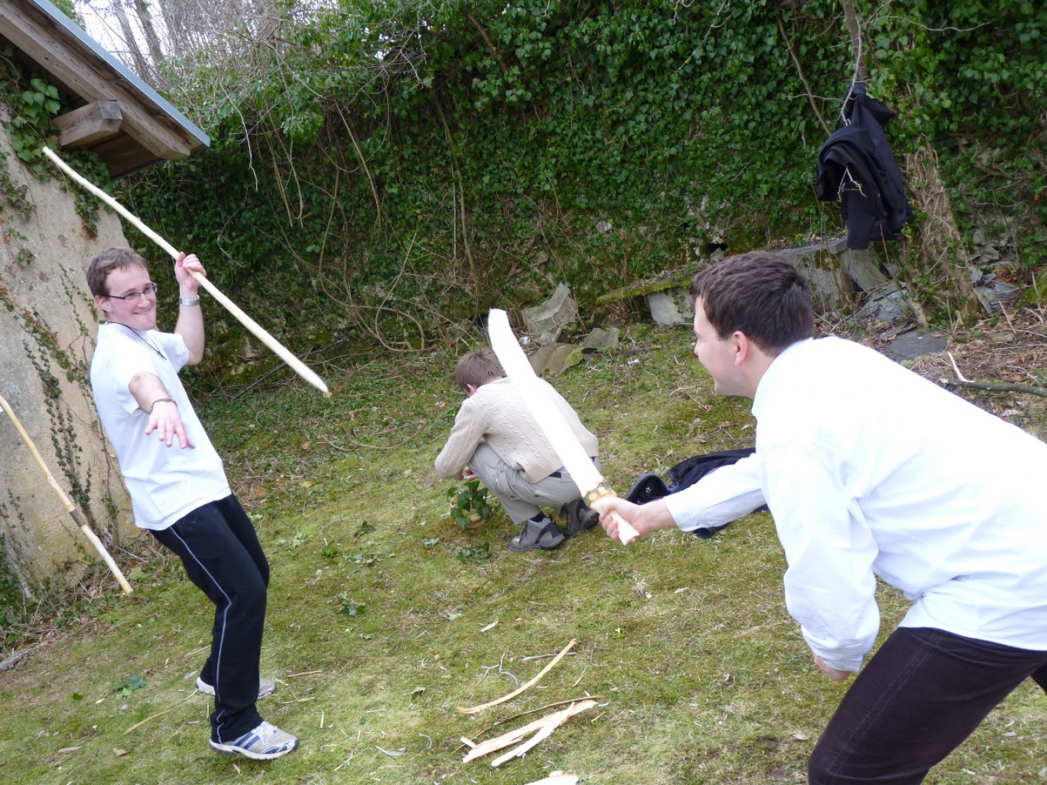 V vikendu od 25. - 27. 3. 2011 je v Trnjah pri Pivki potekalo prvo skavtsko izobraževanje za bogoslovce. Udeležilo se ga je 19 bogoslovcev iz ljubljanskega semenišča.

Pobuda za to izobraževanje je prišla iz poverjeništva za duhovnost z namenom, da bi bodoči duhovniki spoznali naše skavtsko gibanje in se tako lažje vključili v skavtsko življenje v župnijah, kjer bodo delovali.

V teh dneh smo poskušali čim bolje predstaviti skavtstvo, kot vzgojno sredstvo in način življenja. Govorili smo tudi o tem, da smo kot združenje, katoliški skavti in kako katolištvo vključujemo v našo vzgojo mladih. Pripravili smo temo o duhovnosti v skavtstvu in skavtski katehezi, preko zgodbe o Frančišku, vitezovanja in skavtskih maš pa so naš način duhovnosti doživeli tudi v praksi. Nekaj časa smo namenili še spoznavanju celotne skavtske strukture, skavtski metodi in delovanja naših stegov, manjkale pa niso tudi prave skavtske aktivnosti - kuhanje večerje na švedski bakli, bansi in igre, izdelovanje zastavic, dvig zastav, potep ...

Med vikendom smo uspeli ustvariti pravo skavtsko vzdušje in tako zopet dokazali, da skavtski duh lahko zaživi povsod in v nas vseh. Upamo, da bo tudi ta vikend prispeval k še boljšemu sodelovanju med duhovniki in skavti ter da bo čim več bogoslovcev zbralo pogum za vlogo DA-jev v naših stegih.

Kaj vse se je dogajalo pa naj povedo slike.