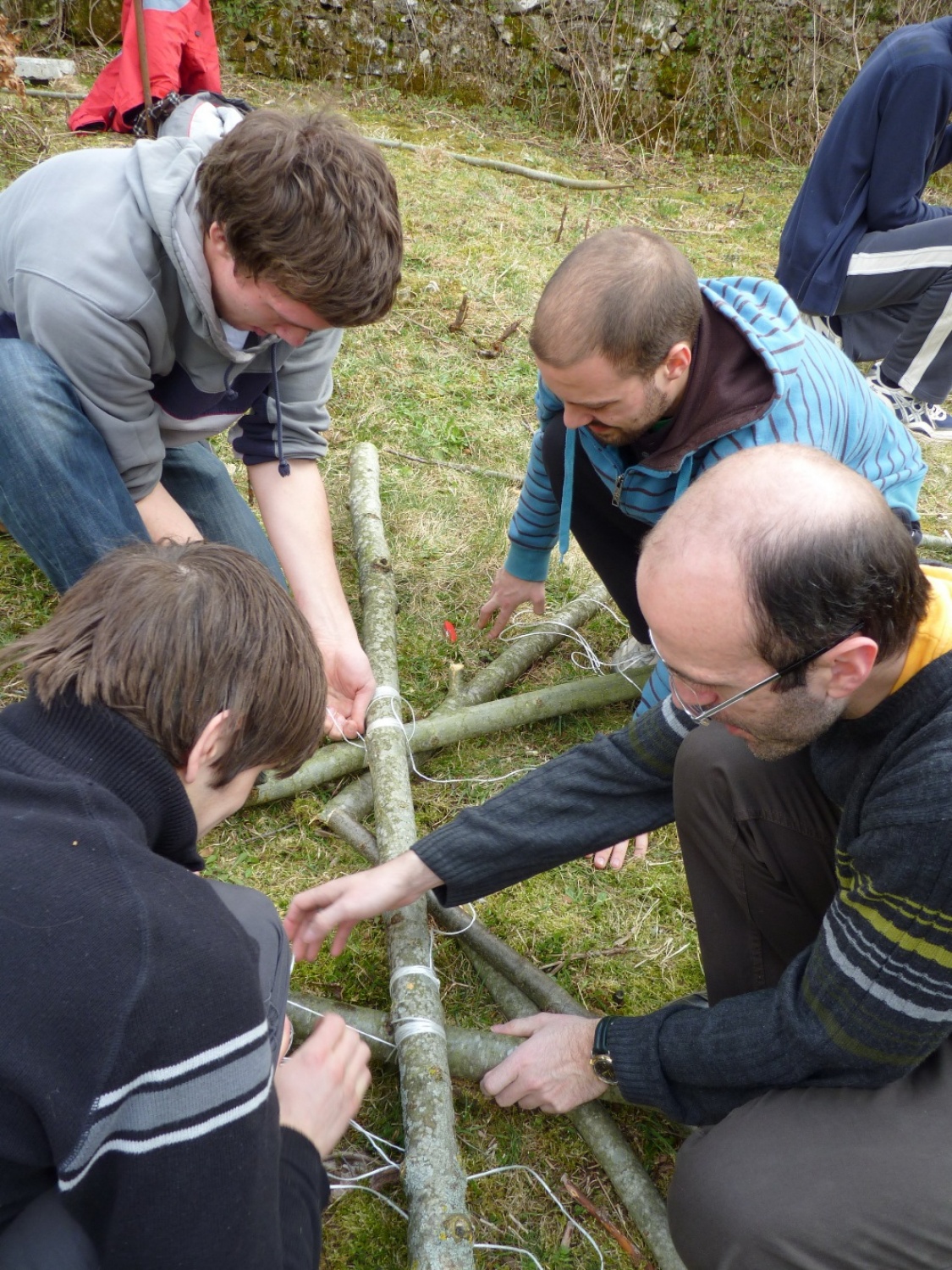 V vikendu od 25. - 27. 3. 2011 je v Trnjah pri Pivki potekalo prvo skavtsko izobraževanje za bogoslovce. Udeležilo se ga je 19 bogoslovcev iz ljubljanskega semenišča.

Pobuda za to izobraževanje je prišla iz poverjeništva za duhovnost z namenom, da bi bodoči duhovniki spoznali naše skavtsko gibanje in se tako lažje vključili v skavtsko življenje v župnijah, kjer bodo delovali.

V teh dneh smo poskušali čim bolje predstaviti skavtstvo, kot vzgojno sredstvo in način življenja. Govorili smo tudi o tem, da smo kot združenje, katoliški skavti in kako katolištvo vključujemo v našo vzgojo mladih. Pripravili smo temo o duhovnosti v skavtstvu in skavtski katehezi, preko zgodbe o Frančišku, vitezovanja in skavtskih maš pa so naš način duhovnosti doživeli tudi v praksi. Nekaj časa smo namenili še spoznavanju celotne skavtske strukture, skavtski metodi in delovanja naših stegov, manjkale pa niso tudi prave skavtske aktivnosti - kuhanje večerje na švedski bakli, bansi in igre, izdelovanje zastavic, dvig zastav, potep ...

Med vikendom smo uspeli ustvariti pravo skavtsko vzdušje in tako zopet dokazali, da skavtski duh lahko zaživi povsod in v nas vseh. Upamo, da bo tudi ta vikend prispeval k še boljšemu sodelovanju med duhovniki in skavti ter da bo čim več bogoslovcev zbralo pogum za vlogo DA-jev v naših stegih.

Kaj vse se je dogajalo pa naj povedo slike.
