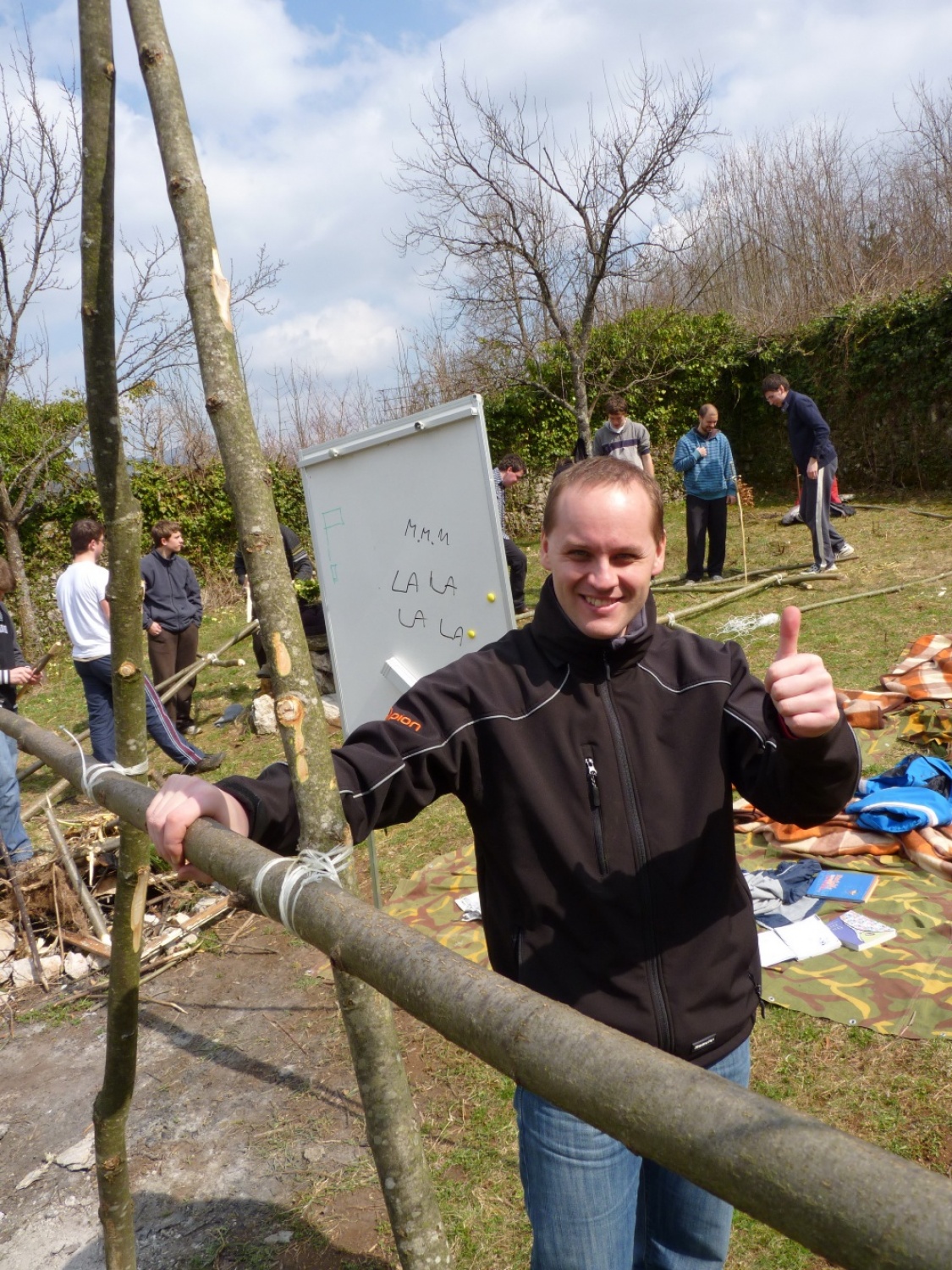 V vikendu od 25. - 27. 3. 2011 je v Trnjah pri Pivki potekalo prvo skavtsko izobraževanje za bogoslovce. Udeležilo se ga je 19 bogoslovcev iz ljubljanskega semenišča.

Pobuda za to izobraževanje je prišla iz poverjeništva za duhovnost z namenom, da bi bodoči duhovniki spoznali naše skavtsko gibanje in se tako lažje vključili v skavtsko življenje v župnijah, kjer bodo delovali.

V teh dneh smo poskušali čim bolje predstaviti skavtstvo, kot vzgojno sredstvo in način življenja. Govorili smo tudi o tem, da smo kot združenje, katoliški skavti in kako katolištvo vključujemo v našo vzgojo mladih. Pripravili smo temo o duhovnosti v skavtstvu in skavtski katehezi, preko zgodbe o Frančišku, vitezovanja in skavtskih maš pa so naš način duhovnosti doživeli tudi v praksi. Nekaj časa smo namenili še spoznavanju celotne skavtske strukture, skavtski metodi in delovanja naših stegov, manjkale pa niso tudi prave skavtske aktivnosti - kuhanje večerje na švedski bakli, bansi in igre, izdelovanje zastavic, dvig zastav, potep ...

Med vikendom smo uspeli ustvariti pravo skavtsko vzdušje in tako zopet dokazali, da skavtski duh lahko zaživi povsod in v nas vseh. Upamo, da bo tudi ta vikend prispeval k še boljšemu sodelovanju med duhovniki in skavti ter da bo čim več bogoslovcev zbralo pogum za vlogo DA-jev v naših stegih.

Kaj vse se je dogajalo pa naj povedo slike.