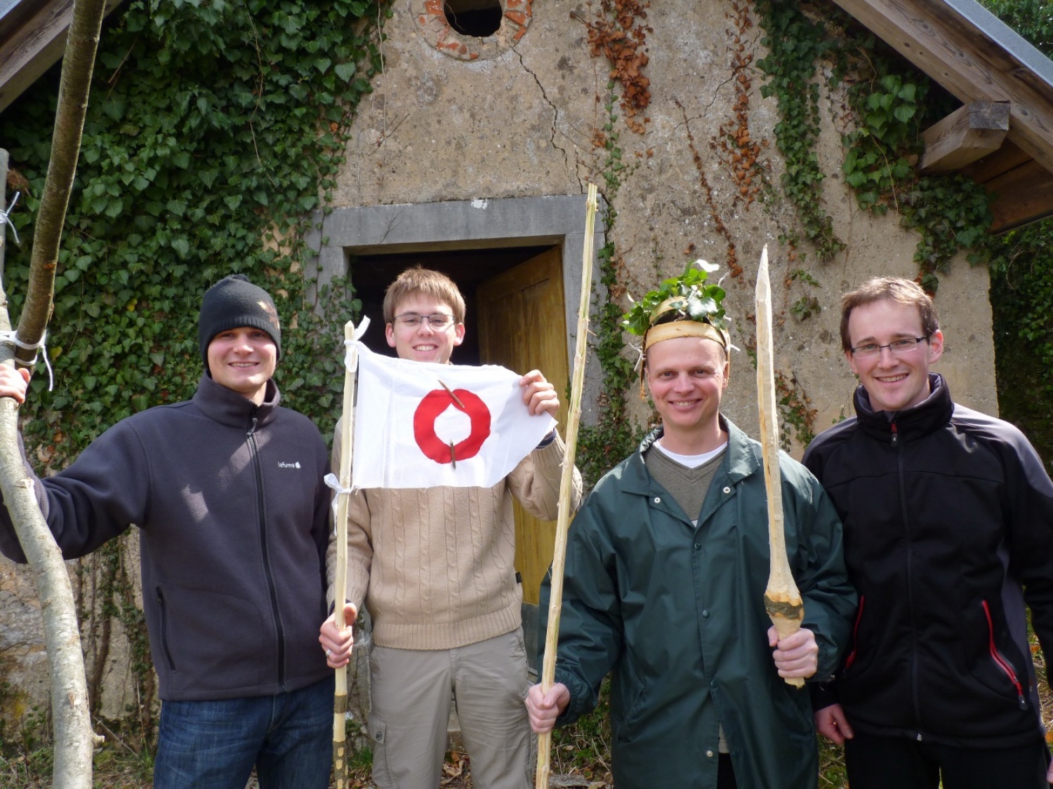 V vikendu od 25. - 27. 3. 2011 je v Trnjah pri Pivki potekalo prvo skavtsko izobraževanje za bogoslovce. Udeležilo se ga je 19 bogoslovcev iz ljubljanskega semenišča.

Pobuda za to izobraževanje je prišla iz poverjeništva za duhovnost z namenom, da bi bodoči duhovniki spoznali naše skavtsko gibanje in se tako lažje vključili v skavtsko življenje v župnijah, kjer bodo delovali.

V teh dneh smo poskušali čim bolje predstaviti skavtstvo, kot vzgojno sredstvo in način življenja. Govorili smo tudi o tem, da smo kot združenje, katoliški skavti in kako katolištvo vključujemo v našo vzgojo mladih. Pripravili smo temo o duhovnosti v skavtstvu in skavtski katehezi, preko zgodbe o Frančišku, vitezovanja in skavtskih maš pa so naš način duhovnosti doživeli tudi v praksi. Nekaj časa smo namenili še spoznavanju celotne skavtske strukture, skavtski metodi in delovanja naših stegov, manjkale pa niso tudi prave skavtske aktivnosti - kuhanje večerje na švedski bakli, bansi in igre, izdelovanje zastavic, dvig zastav, potep ...

Med vikendom smo uspeli ustvariti pravo skavtsko vzdušje in tako zopet dokazali, da skavtski duh lahko zaživi povsod in v nas vseh. Upamo, da bo tudi ta vikend prispeval k še boljšemu sodelovanju med duhovniki in skavti ter da bo čim več bogoslovcev zbralo pogum za vlogo DA-jev v naših stegih.

Kaj vse se je dogajalo pa naj povedo slike.