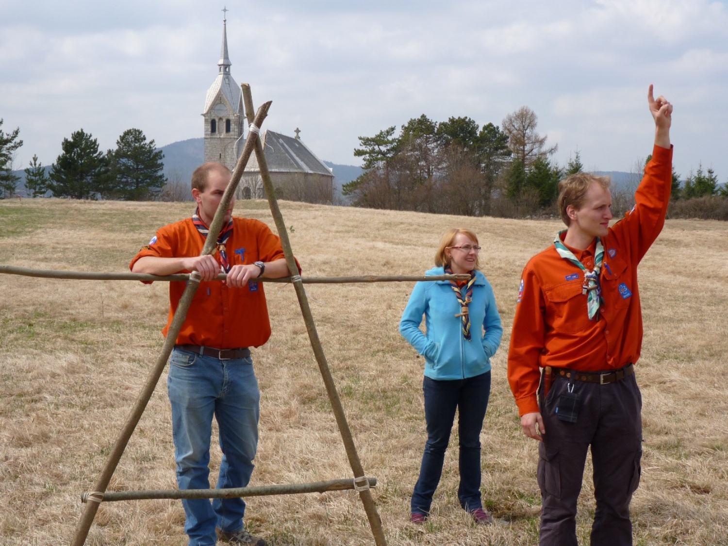 V vikendu od 25. - 27. 3. 2011 je v Trnjah pri Pivki potekalo prvo skavtsko izobraževanje za bogoslovce. Udeležilo se ga je 19 bogoslovcev iz ljubljanskega semenišča.

Pobuda za to izobraževanje je prišla iz poverjeništva za duhovnost z namenom, da bi bodoči duhovniki spoznali naše skavtsko gibanje in se tako lažje vključili v skavtsko življenje v župnijah, kjer bodo delovali.

V teh dneh smo poskušali čim bolje predstaviti skavtstvo, kot vzgojno sredstvo in način življenja. Govorili smo tudi o tem, da smo kot združenje, katoliški skavti in kako katolištvo vključujemo v našo vzgojo mladih. Pripravili smo temo o duhovnosti v skavtstvu in skavtski katehezi, preko zgodbe o Frančišku, vitezovanja in skavtskih maš pa so naš način duhovnosti doživeli tudi v praksi. Nekaj časa smo namenili še spoznavanju celotne skavtske strukture, skavtski metodi in delovanja naših stegov, manjkale pa niso tudi prave skavtske aktivnosti - kuhanje večerje na švedski bakli, bansi in igre, izdelovanje zastavic, dvig zastav, potep ...

Med vikendom smo uspeli ustvariti pravo skavtsko vzdušje in tako zopet dokazali, da skavtski duh lahko zaživi povsod in v nas vseh. Upamo, da bo tudi ta vikend prispeval k še boljšemu sodelovanju med duhovniki in skavti ter da bo čim več bogoslovcev zbralo pogum za vlogo DA-jev v naših stegih.

Kaj vse se je dogajalo pa naj povedo slike.
