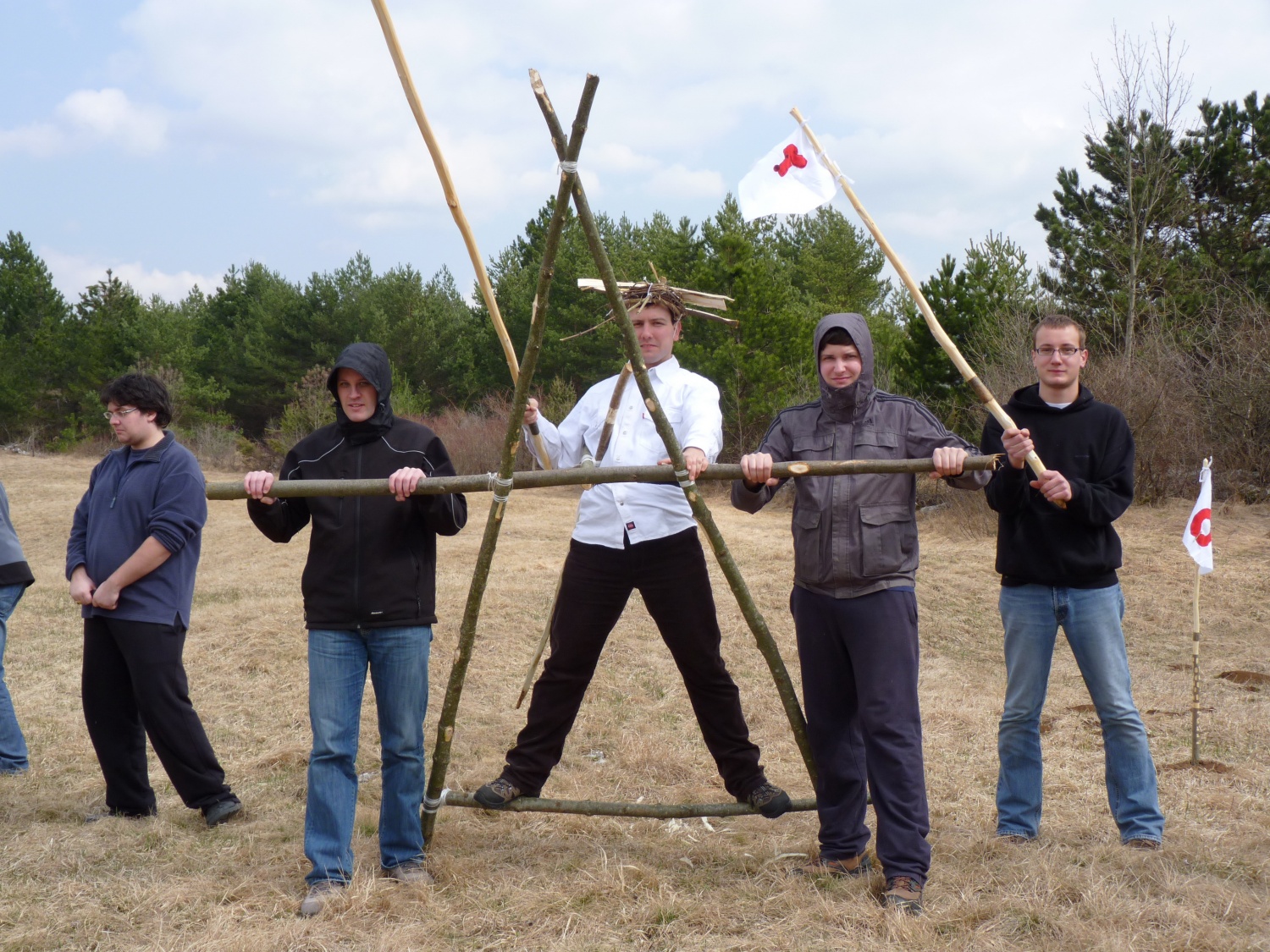 V vikendu od 25. - 27. 3. 2011 je v Trnjah pri Pivki potekalo prvo skavtsko izobraževanje za bogoslovce. Udeležilo se ga je 19 bogoslovcev iz ljubljanskega semenišča.

Pobuda za to izobraževanje je prišla iz poverjeništva za duhovnost z namenom, da bi bodoči duhovniki spoznali naše skavtsko gibanje in se tako lažje vključili v skavtsko življenje v župnijah, kjer bodo delovali.

V teh dneh smo poskušali čim bolje predstaviti skavtstvo, kot vzgojno sredstvo in način življenja. Govorili smo tudi o tem, da smo kot združenje, katoliški skavti in kako katolištvo vključujemo v našo vzgojo mladih. Pripravili smo temo o duhovnosti v skavtstvu in skavtski katehezi, preko zgodbe o Frančišku, vitezovanja in skavtskih maš pa so naš način duhovnosti doživeli tudi v praksi. Nekaj časa smo namenili še spoznavanju celotne skavtske strukture, skavtski metodi in delovanja naših stegov, manjkale pa niso tudi prave skavtske aktivnosti - kuhanje večerje na švedski bakli, bansi in igre, izdelovanje zastavic, dvig zastav, potep ...

Med vikendom smo uspeli ustvariti pravo skavtsko vzdušje in tako zopet dokazali, da skavtski duh lahko zaživi povsod in v nas vseh. Upamo, da bo tudi ta vikend prispeval k še boljšemu sodelovanju med duhovniki in skavti ter da bo čim več bogoslovcev zbralo pogum za vlogo DA-jev v naših stegih.

Kaj vse se je dogajalo pa naj povedo slike.