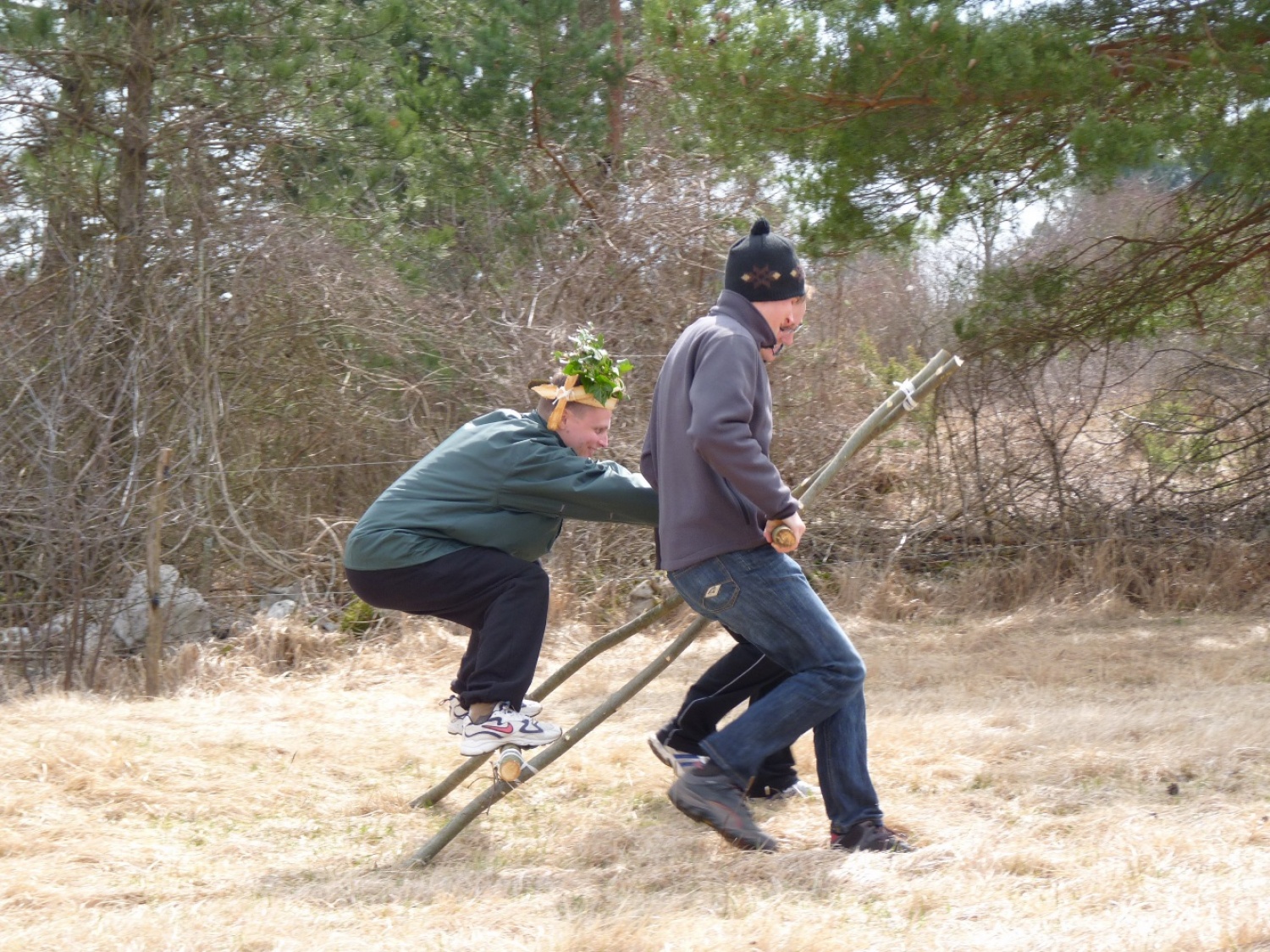 V vikendu od 25. - 27. 3. 2011 je v Trnjah pri Pivki potekalo prvo skavtsko izobraževanje za bogoslovce. Udeležilo se ga je 19 bogoslovcev iz ljubljanskega semenišča.

Pobuda za to izobraževanje je prišla iz poverjeništva za duhovnost z namenom, da bi bodoči duhovniki spoznali naše skavtsko gibanje in se tako lažje vključili v skavtsko življenje v župnijah, kjer bodo delovali.

V teh dneh smo poskušali čim bolje predstaviti skavtstvo, kot vzgojno sredstvo in način življenja. Govorili smo tudi o tem, da smo kot združenje, katoliški skavti in kako katolištvo vključujemo v našo vzgojo mladih. Pripravili smo temo o duhovnosti v skavtstvu in skavtski katehezi, preko zgodbe o Frančišku, vitezovanja in skavtskih maš pa so naš način duhovnosti doživeli tudi v praksi. Nekaj časa smo namenili še spoznavanju celotne skavtske strukture, skavtski metodi in delovanja naših stegov, manjkale pa niso tudi prave skavtske aktivnosti - kuhanje večerje na švedski bakli, bansi in igre, izdelovanje zastavic, dvig zastav, potep ...

Med vikendom smo uspeli ustvariti pravo skavtsko vzdušje in tako zopet dokazali, da skavtski duh lahko zaživi povsod in v nas vseh. Upamo, da bo tudi ta vikend prispeval k še boljšemu sodelovanju med duhovniki in skavti ter da bo čim več bogoslovcev zbralo pogum za vlogo DA-jev v naših stegih.

Kaj vse se je dogajalo pa naj povedo slike.