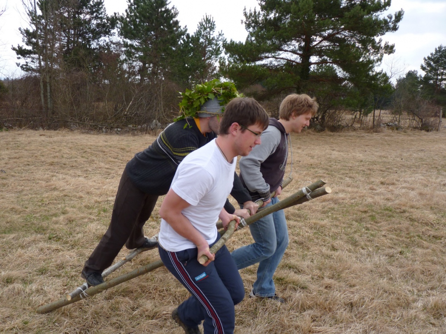 V vikendu od 25. - 27. 3. 2011 je v Trnjah pri Pivki potekalo prvo skavtsko izobraževanje za bogoslovce. Udeležilo se ga je 19 bogoslovcev iz ljubljanskega semenišča.

Pobuda za to izobraževanje je prišla iz poverjeništva za duhovnost z namenom, da bi bodoči duhovniki spoznali naše skavtsko gibanje in se tako lažje vključili v skavtsko življenje v župnijah, kjer bodo delovali.

V teh dneh smo poskušali čim bolje predstaviti skavtstvo, kot vzgojno sredstvo in način življenja. Govorili smo tudi o tem, da smo kot združenje, katoliški skavti in kako katolištvo vključujemo v našo vzgojo mladih. Pripravili smo temo o duhovnosti v skavtstvu in skavtski katehezi, preko zgodbe o Frančišku, vitezovanja in skavtskih maš pa so naš način duhovnosti doživeli tudi v praksi. Nekaj časa smo namenili še spoznavanju celotne skavtske strukture, skavtski metodi in delovanja naših stegov, manjkale pa niso tudi prave skavtske aktivnosti - kuhanje večerje na švedski bakli, bansi in igre, izdelovanje zastavic, dvig zastav, potep ...

Med vikendom smo uspeli ustvariti pravo skavtsko vzdušje in tako zopet dokazali, da skavtski duh lahko zaživi povsod in v nas vseh. Upamo, da bo tudi ta vikend prispeval k še boljšemu sodelovanju med duhovniki in skavti ter da bo čim več bogoslovcev zbralo pogum za vlogo DA-jev v naših stegih.

Kaj vse se je dogajalo pa naj povedo slike.