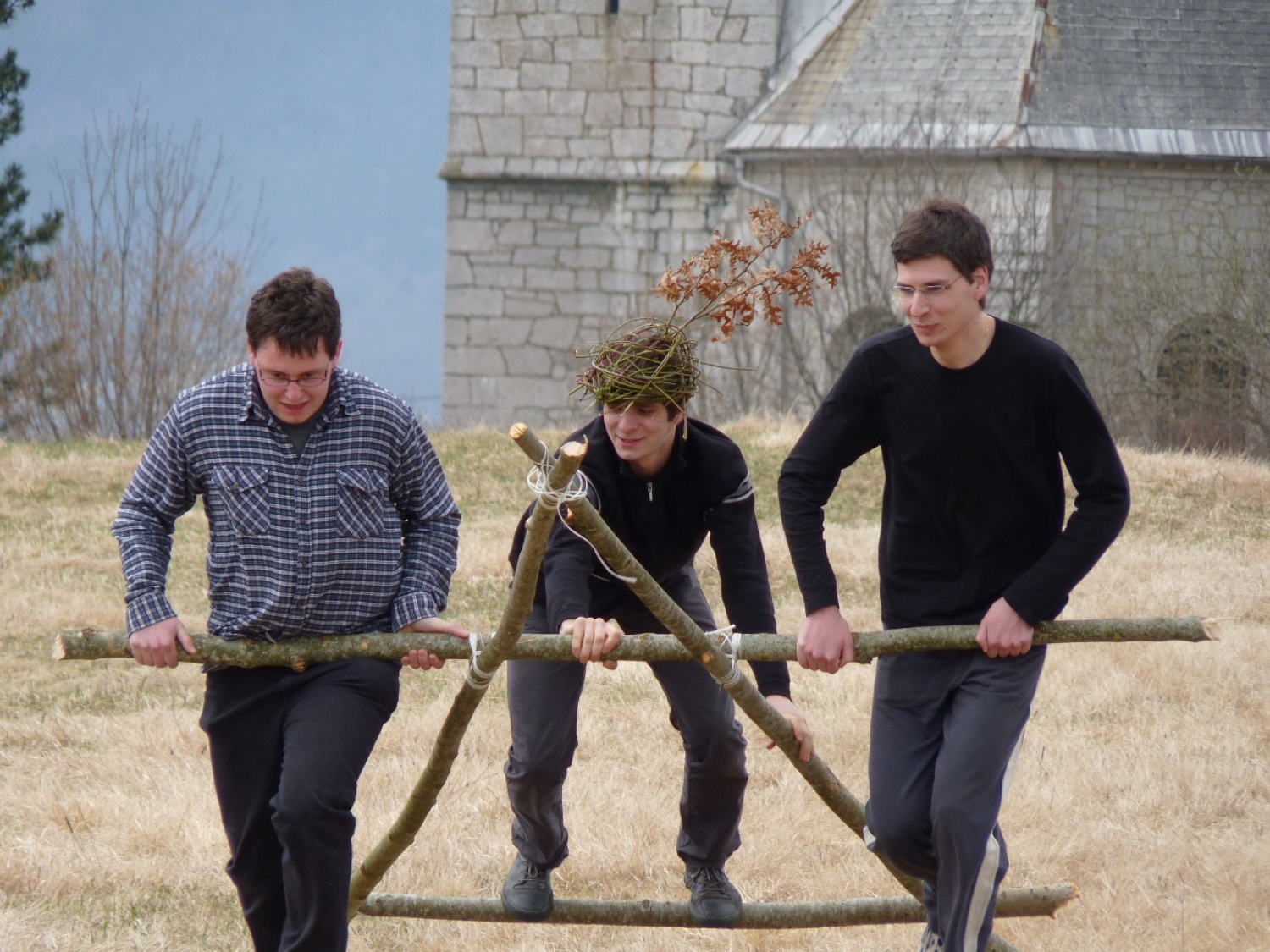 V vikendu od 25. - 27. 3. 2011 je v Trnjah pri Pivki potekalo prvo skavtsko izobraževanje za bogoslovce. Udeležilo se ga je 19 bogoslovcev iz ljubljanskega semenišča.

Pobuda za to izobraževanje je prišla iz poverjeništva za duhovnost z namenom, da bi bodoči duhovniki spoznali naše skavtsko gibanje in se tako lažje vključili v skavtsko življenje v župnijah, kjer bodo delovali.

V teh dneh smo poskušali čim bolje predstaviti skavtstvo, kot vzgojno sredstvo in način življenja. Govorili smo tudi o tem, da smo kot združenje, katoliški skavti in kako katolištvo vključujemo v našo vzgojo mladih. Pripravili smo temo o duhovnosti v skavtstvu in skavtski katehezi, preko zgodbe o Frančišku, vitezovanja in skavtskih maš pa so naš način duhovnosti doživeli tudi v praksi. Nekaj časa smo namenili še spoznavanju celotne skavtske strukture, skavtski metodi in delovanja naših stegov, manjkale pa niso tudi prave skavtske aktivnosti - kuhanje večerje na švedski bakli, bansi in igre, izdelovanje zastavic, dvig zastav, potep ...

Med vikendom smo uspeli ustvariti pravo skavtsko vzdušje in tako zopet dokazali, da skavtski duh lahko zaživi povsod in v nas vseh. Upamo, da bo tudi ta vikend prispeval k še boljšemu sodelovanju med duhovniki in skavti ter da bo čim več bogoslovcev zbralo pogum za vlogo DA-jev v naših stegih.

Kaj vse se je dogajalo pa naj povedo slike.