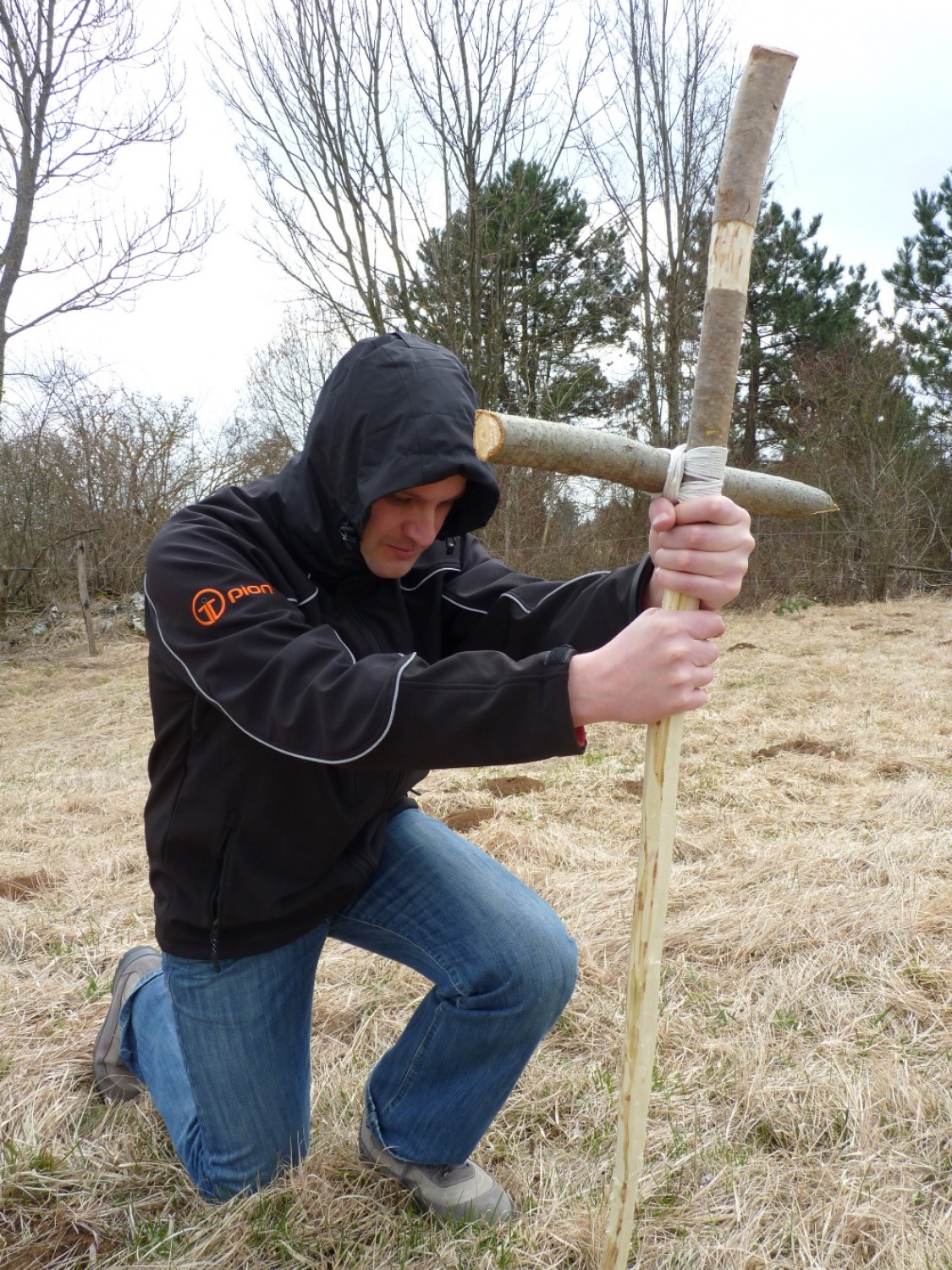 V vikendu od 25. - 27. 3. 2011 je v Trnjah pri Pivki potekalo prvo skavtsko izobraževanje za bogoslovce. Udeležilo se ga je 19 bogoslovcev iz ljubljanskega semenišča.

Pobuda za to izobraževanje je prišla iz poverjeništva za duhovnost z namenom, da bi bodoči duhovniki spoznali naše skavtsko gibanje in se tako lažje vključili v skavtsko življenje v župnijah, kjer bodo delovali.

V teh dneh smo poskušali čim bolje predstaviti skavtstvo, kot vzgojno sredstvo in način življenja. Govorili smo tudi o tem, da smo kot združenje, katoliški skavti in kako katolištvo vključujemo v našo vzgojo mladih. Pripravili smo temo o duhovnosti v skavtstvu in skavtski katehezi, preko zgodbe o Frančišku, vitezovanja in skavtskih maš pa so naš način duhovnosti doživeli tudi v praksi. Nekaj časa smo namenili še spoznavanju celotne skavtske strukture, skavtski metodi in delovanja naših stegov, manjkale pa niso tudi prave skavtske aktivnosti - kuhanje večerje na švedski bakli, bansi in igre, izdelovanje zastavic, dvig zastav, potep ...

Med vikendom smo uspeli ustvariti pravo skavtsko vzdušje in tako zopet dokazali, da skavtski duh lahko zaživi povsod in v nas vseh. Upamo, da bo tudi ta vikend prispeval k še boljšemu sodelovanju med duhovniki in skavti ter da bo čim več bogoslovcev zbralo pogum za vlogo DA-jev v naših stegih.

Kaj vse se je dogajalo pa naj povedo slike.