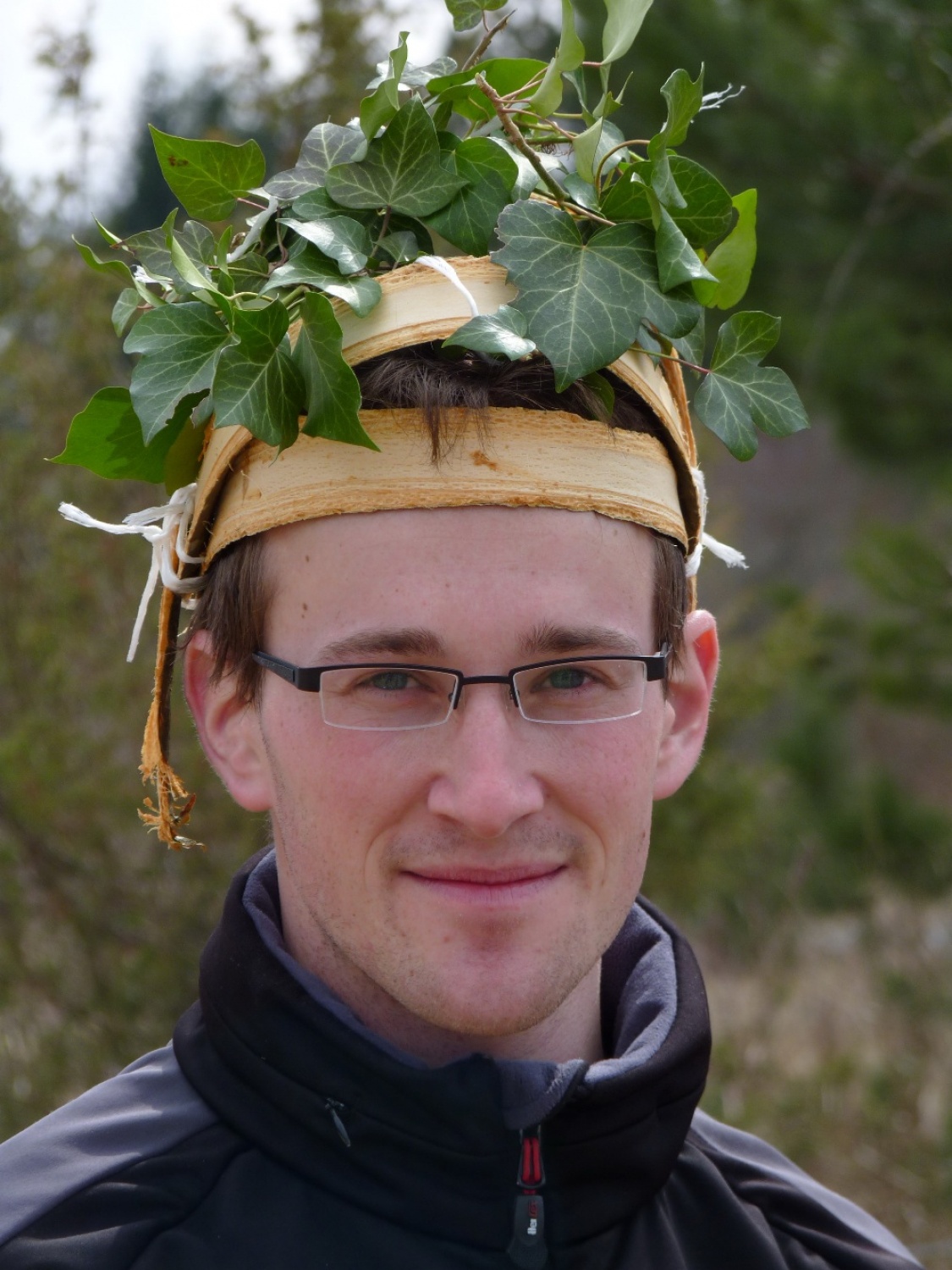 V vikendu od 25. - 27. 3. 2011 je v Trnjah pri Pivki potekalo prvo skavtsko izobraževanje za bogoslovce. Udeležilo se ga je 19 bogoslovcev iz ljubljanskega semenišča.

Pobuda za to izobraževanje je prišla iz poverjeništva za duhovnost z namenom, da bi bodoči duhovniki spoznali naše skavtsko gibanje in se tako lažje vključili v skavtsko življenje v župnijah, kjer bodo delovali.

V teh dneh smo poskušali čim bolje predstaviti skavtstvo, kot vzgojno sredstvo in način življenja. Govorili smo tudi o tem, da smo kot združenje, katoliški skavti in kako katolištvo vključujemo v našo vzgojo mladih. Pripravili smo temo o duhovnosti v skavtstvu in skavtski katehezi, preko zgodbe o Frančišku, vitezovanja in skavtskih maš pa so naš način duhovnosti doživeli tudi v praksi. Nekaj časa smo namenili še spoznavanju celotne skavtske strukture, skavtski metodi in delovanja naših stegov, manjkale pa niso tudi prave skavtske aktivnosti - kuhanje večerje na švedski bakli, bansi in igre, izdelovanje zastavic, dvig zastav, potep ...

Med vikendom smo uspeli ustvariti pravo skavtsko vzdušje in tako zopet dokazali, da skavtski duh lahko zaživi povsod in v nas vseh. Upamo, da bo tudi ta vikend prispeval k še boljšemu sodelovanju med duhovniki in skavti ter da bo čim več bogoslovcev zbralo pogum za vlogo DA-jev v naših stegih.

Kaj vse se je dogajalo pa naj povedo slike.