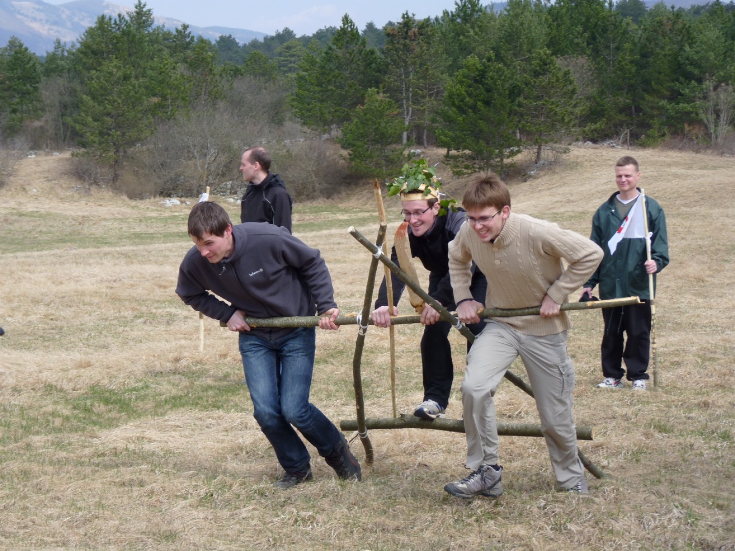 V vikendu od 25. - 27. 3. 2011 je v Trnjah pri Pivki potekalo prvo skavtsko izobraževanje za bogoslovce. Udeležilo se ga je 19 bogoslovcev iz ljubljanskega semenišča.

Pobuda za to izobraževanje je prišla iz poverjeništva za duhovnost z namenom, da bi bodoči duhovniki spoznali naše skavtsko gibanje in se tako lažje vključili v skavtsko življenje v župnijah, kjer bodo delovali.

V teh dneh smo poskušali čim bolje predstaviti skavtstvo, kot vzgojno sredstvo in način življenja. Govorili smo tudi o tem, da smo kot združenje, katoliški skavti in kako katolištvo vključujemo v našo vzgojo mladih. Pripravili smo temo o duhovnosti v skavtstvu in skavtski katehezi, preko zgodbe o Frančišku, vitezovanja in skavtskih maš pa so naš način duhovnosti doživeli tudi v praksi. Nekaj časa smo namenili še spoznavanju celotne skavtske strukture, skavtski metodi in delovanja naših stegov, manjkale pa niso tudi prave skavtske aktivnosti - kuhanje večerje na švedski bakli, bansi in igre, izdelovanje zastavic, dvig zastav, potep ...

Med vikendom smo uspeli ustvariti pravo skavtsko vzdušje in tako zopet dokazali, da skavtski duh lahko zaživi povsod in v nas vseh. Upamo, da bo tudi ta vikend prispeval k še boljšemu sodelovanju med duhovniki in skavti ter da bo čim več bogoslovcev zbralo pogum za vlogo DA-jev v naših stegih.

Kaj vse se je dogajalo pa naj povedo slike.