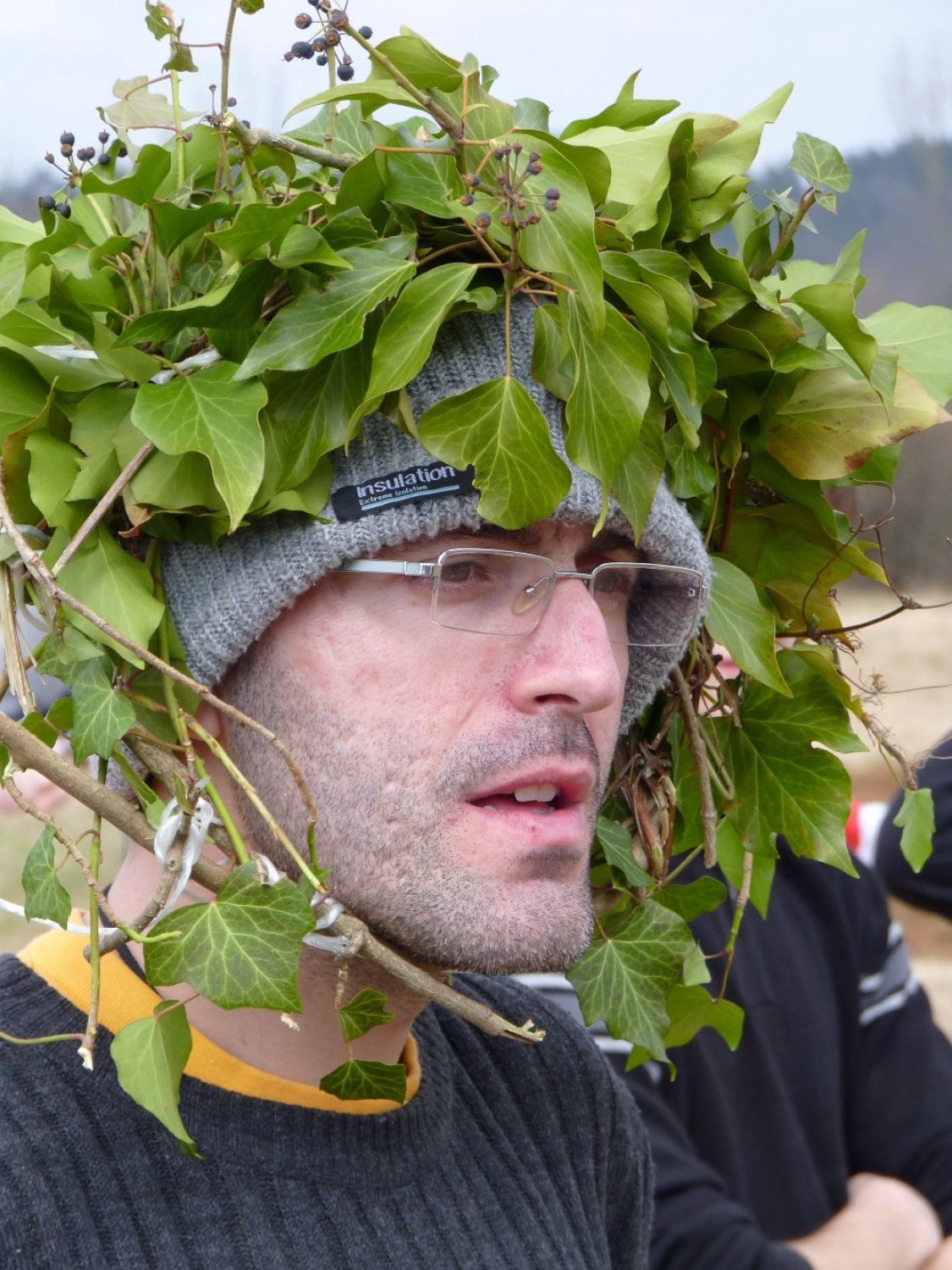 V vikendu od 25. - 27. 3. 2011 je v Trnjah pri Pivki potekalo prvo skavtsko izobraževanje za bogoslovce. Udeležilo se ga je 19 bogoslovcev iz ljubljanskega semenišča.

Pobuda za to izobraževanje je prišla iz poverjeništva za duhovnost z namenom, da bi bodoči duhovniki spoznali naše skavtsko gibanje in se tako lažje vključili v skavtsko življenje v župnijah, kjer bodo delovali.

V teh dneh smo poskušali čim bolje predstaviti skavtstvo, kot vzgojno sredstvo in način življenja. Govorili smo tudi o tem, da smo kot združenje, katoliški skavti in kako katolištvo vključujemo v našo vzgojo mladih. Pripravili smo temo o duhovnosti v skavtstvu in skavtski katehezi, preko zgodbe o Frančišku, vitezovanja in skavtskih maš pa so naš način duhovnosti doživeli tudi v praksi. Nekaj časa smo namenili še spoznavanju celotne skavtske strukture, skavtski metodi in delovanja naših stegov, manjkale pa niso tudi prave skavtske aktivnosti - kuhanje večerje na švedski bakli, bansi in igre, izdelovanje zastavic, dvig zastav, potep ...

Med vikendom smo uspeli ustvariti pravo skavtsko vzdušje in tako zopet dokazali, da skavtski duh lahko zaživi povsod in v nas vseh. Upamo, da bo tudi ta vikend prispeval k še boljšemu sodelovanju med duhovniki in skavti ter da bo čim več bogoslovcev zbralo pogum za vlogo DA-jev v naših stegih.

Kaj vse se je dogajalo pa naj povedo slike.