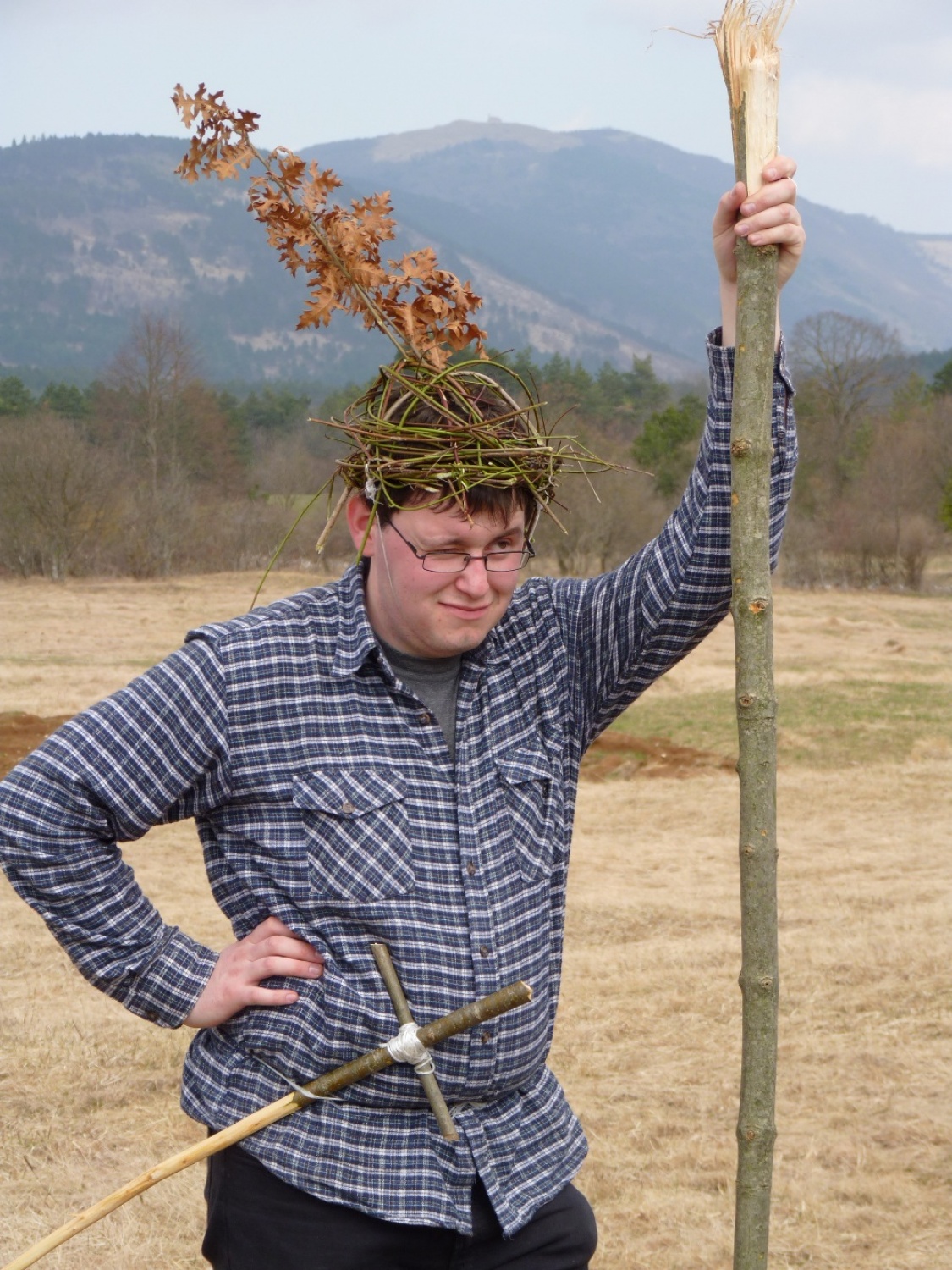 V vikendu od 25. - 27. 3. 2011 je v Trnjah pri Pivki potekalo prvo skavtsko izobraževanje za bogoslovce. Udeležilo se ga je 19 bogoslovcev iz ljubljanskega semenišča.

Pobuda za to izobraževanje je prišla iz poverjeništva za duhovnost z namenom, da bi bodoči duhovniki spoznali naše skavtsko gibanje in se tako lažje vključili v skavtsko življenje v župnijah, kjer bodo delovali.

V teh dneh smo poskušali čim bolje predstaviti skavtstvo, kot vzgojno sredstvo in način življenja. Govorili smo tudi o tem, da smo kot združenje, katoliški skavti in kako katolištvo vključujemo v našo vzgojo mladih. Pripravili smo temo o duhovnosti v skavtstvu in skavtski katehezi, preko zgodbe o Frančišku, vitezovanja in skavtskih maš pa so naš način duhovnosti doživeli tudi v praksi. Nekaj časa smo namenili še spoznavanju celotne skavtske strukture, skavtski metodi in delovanja naših stegov, manjkale pa niso tudi prave skavtske aktivnosti - kuhanje večerje na švedski bakli, bansi in igre, izdelovanje zastavic, dvig zastav, potep ...

Med vikendom smo uspeli ustvariti pravo skavtsko vzdušje in tako zopet dokazali, da skavtski duh lahko zaživi povsod in v nas vseh. Upamo, da bo tudi ta vikend prispeval k še boljšemu sodelovanju med duhovniki in skavti ter da bo čim več bogoslovcev zbralo pogum za vlogo DA-jev v naših stegih.

Kaj vse se je dogajalo pa naj povedo slike.