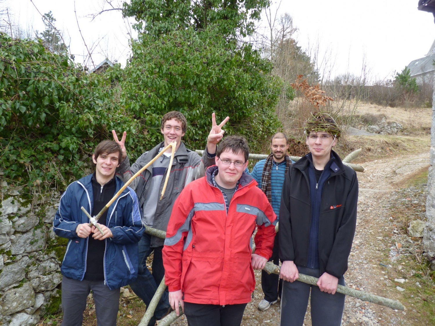 V vikendu od 25. - 27. 3. 2011 je v Trnjah pri Pivki potekalo prvo skavtsko izobraževanje za bogoslovce. Udeležilo se ga je 19 bogoslovcev iz ljubljanskega semenišča.

Pobuda za to izobraževanje je prišla iz poverjeništva za duhovnost z namenom, da bi bodoči duhovniki spoznali naše skavtsko gibanje in se tako lažje vključili v skavtsko življenje v župnijah, kjer bodo delovali.

V teh dneh smo poskušali čim bolje predstaviti skavtstvo, kot vzgojno sredstvo in način življenja. Govorili smo tudi o tem, da smo kot združenje, katoliški skavti in kako katolištvo vključujemo v našo vzgojo mladih. Pripravili smo temo o duhovnosti v skavtstvu in skavtski katehezi, preko zgodbe o Frančišku, vitezovanja in skavtskih maš pa so naš način duhovnosti doživeli tudi v praksi. Nekaj časa smo namenili še spoznavanju celotne skavtske strukture, skavtski metodi in delovanja naših stegov, manjkale pa niso tudi prave skavtske aktivnosti - kuhanje večerje na švedski bakli, bansi in igre, izdelovanje zastavic, dvig zastav, potep ...

Med vikendom smo uspeli ustvariti pravo skavtsko vzdušje in tako zopet dokazali, da skavtski duh lahko zaživi povsod in v nas vseh. Upamo, da bo tudi ta vikend prispeval k še boljšemu sodelovanju med duhovniki in skavti ter da bo čim več bogoslovcev zbralo pogum za vlogo DA-jev v naših stegih.

Kaj vse se je dogajalo pa naj povedo slike.