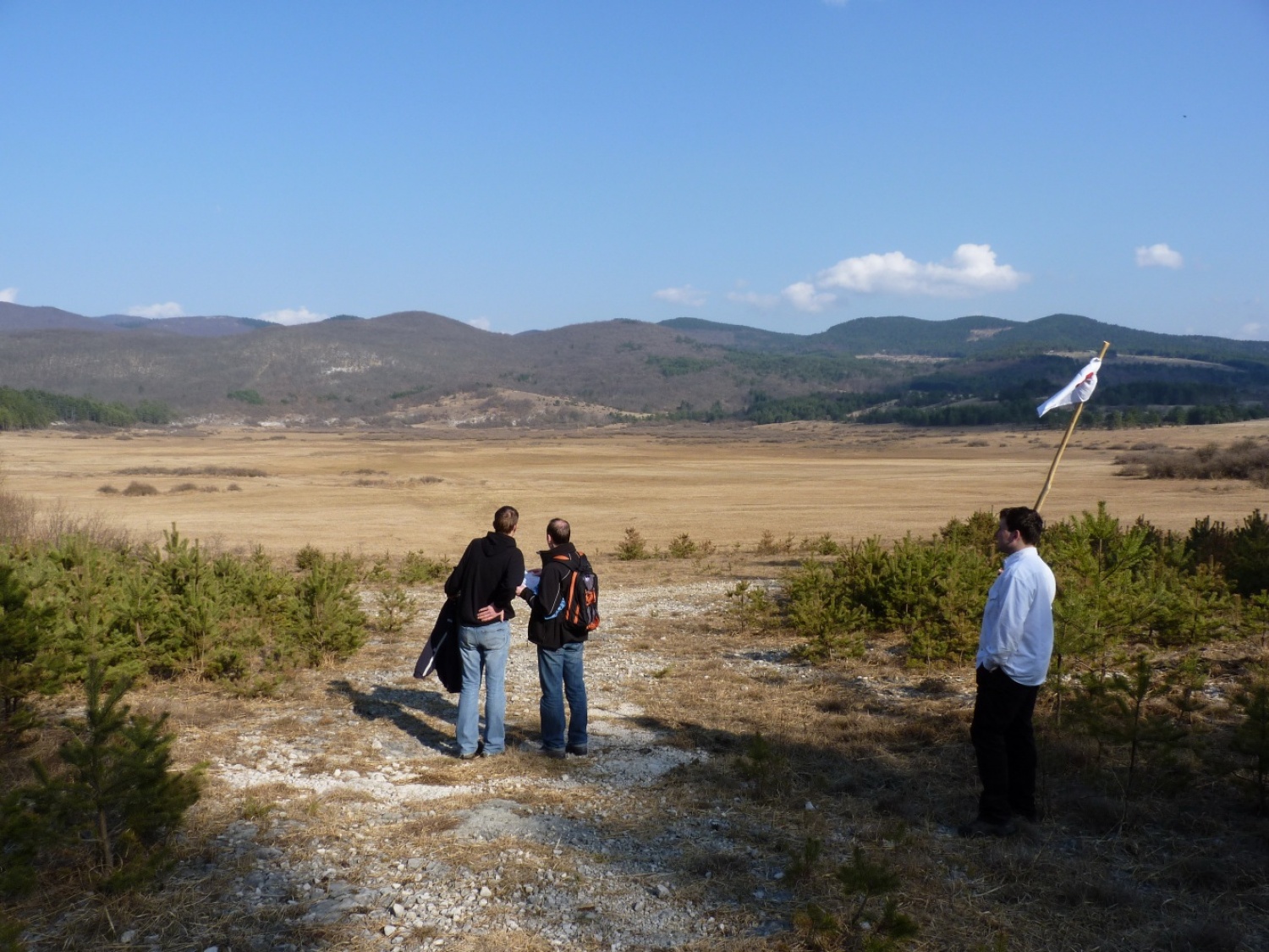 V vikendu od 25. - 27. 3. 2011 je v Trnjah pri Pivki potekalo prvo skavtsko izobraževanje za bogoslovce. Udeležilo se ga je 19 bogoslovcev iz ljubljanskega semenišča.

Pobuda za to izobraževanje je prišla iz poverjeništva za duhovnost z namenom, da bi bodoči duhovniki spoznali naše skavtsko gibanje in se tako lažje vključili v skavtsko življenje v župnijah, kjer bodo delovali.

V teh dneh smo poskušali čim bolje predstaviti skavtstvo, kot vzgojno sredstvo in način življenja. Govorili smo tudi o tem, da smo kot združenje, katoliški skavti in kako katolištvo vključujemo v našo vzgojo mladih. Pripravili smo temo o duhovnosti v skavtstvu in skavtski katehezi, preko zgodbe o Frančišku, vitezovanja in skavtskih maš pa so naš način duhovnosti doživeli tudi v praksi. Nekaj časa smo namenili še spoznavanju celotne skavtske strukture, skavtski metodi in delovanja naših stegov, manjkale pa niso tudi prave skavtske aktivnosti - kuhanje večerje na švedski bakli, bansi in igre, izdelovanje zastavic, dvig zastav, potep ...

Med vikendom smo uspeli ustvariti pravo skavtsko vzdušje in tako zopet dokazali, da skavtski duh lahko zaživi povsod in v nas vseh. Upamo, da bo tudi ta vikend prispeval k še boljšemu sodelovanju med duhovniki in skavti ter da bo čim več bogoslovcev zbralo pogum za vlogo DA-jev v naših stegih.

Kaj vse se je dogajalo pa naj povedo slike.