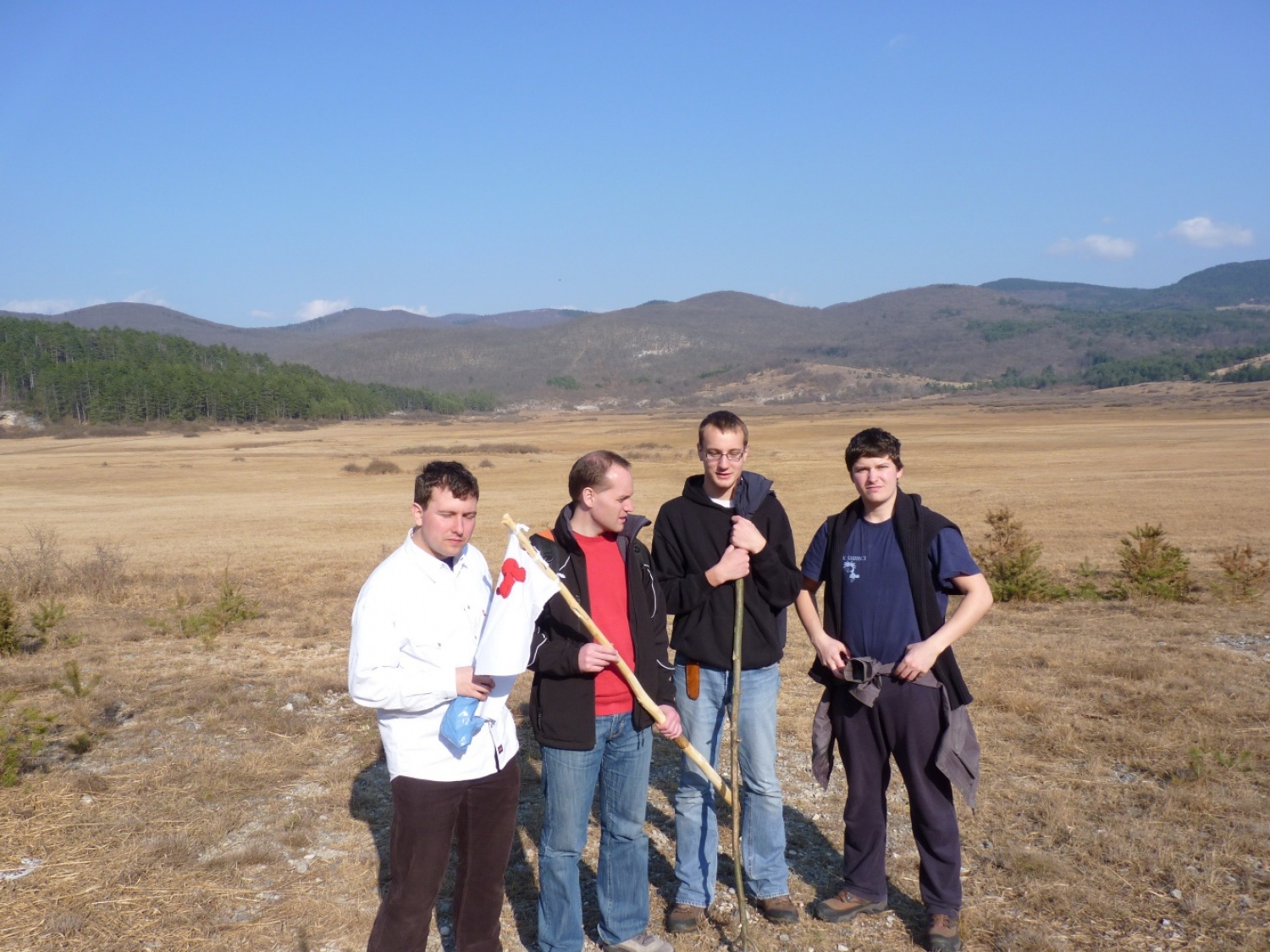 V vikendu od 25. - 27. 3. 2011 je v Trnjah pri Pivki potekalo prvo skavtsko izobraževanje za bogoslovce. Udeležilo se ga je 19 bogoslovcev iz ljubljanskega semenišča.

Pobuda za to izobraževanje je prišla iz poverjeništva za duhovnost z namenom, da bi bodoči duhovniki spoznali naše skavtsko gibanje in se tako lažje vključili v skavtsko življenje v župnijah, kjer bodo delovali.

V teh dneh smo poskušali čim bolje predstaviti skavtstvo, kot vzgojno sredstvo in način življenja. Govorili smo tudi o tem, da smo kot združenje, katoliški skavti in kako katolištvo vključujemo v našo vzgojo mladih. Pripravili smo temo o duhovnosti v skavtstvu in skavtski katehezi, preko zgodbe o Frančišku, vitezovanja in skavtskih maš pa so naš način duhovnosti doživeli tudi v praksi. Nekaj časa smo namenili še spoznavanju celotne skavtske strukture, skavtski metodi in delovanja naših stegov, manjkale pa niso tudi prave skavtske aktivnosti - kuhanje večerje na švedski bakli, bansi in igre, izdelovanje zastavic, dvig zastav, potep ...

Med vikendom smo uspeli ustvariti pravo skavtsko vzdušje in tako zopet dokazali, da skavtski duh lahko zaživi povsod in v nas vseh. Upamo, da bo tudi ta vikend prispeval k še boljšemu sodelovanju med duhovniki in skavti ter da bo čim več bogoslovcev zbralo pogum za vlogo DA-jev v naših stegih.

Kaj vse se je dogajalo pa naj povedo slike.