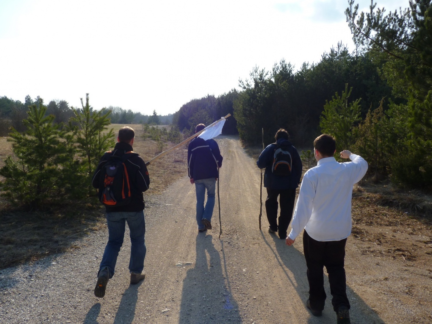 V vikendu od 25. - 27. 3. 2011 je v Trnjah pri Pivki potekalo prvo skavtsko izobraževanje za bogoslovce. Udeležilo se ga je 19 bogoslovcev iz ljubljanskega semenišča.

Pobuda za to izobraževanje je prišla iz poverjeništva za duhovnost z namenom, da bi bodoči duhovniki spoznali naše skavtsko gibanje in se tako lažje vključili v skavtsko življenje v župnijah, kjer bodo delovali.

V teh dneh smo poskušali čim bolje predstaviti skavtstvo, kot vzgojno sredstvo in način življenja. Govorili smo tudi o tem, da smo kot združenje, katoliški skavti in kako katolištvo vključujemo v našo vzgojo mladih. Pripravili smo temo o duhovnosti v skavtstvu in skavtski katehezi, preko zgodbe o Frančišku, vitezovanja in skavtskih maš pa so naš način duhovnosti doživeli tudi v praksi. Nekaj časa smo namenili še spoznavanju celotne skavtske strukture, skavtski metodi in delovanja naših stegov, manjkale pa niso tudi prave skavtske aktivnosti - kuhanje večerje na švedski bakli, bansi in igre, izdelovanje zastavic, dvig zastav, potep ...

Med vikendom smo uspeli ustvariti pravo skavtsko vzdušje in tako zopet dokazali, da skavtski duh lahko zaživi povsod in v nas vseh. Upamo, da bo tudi ta vikend prispeval k še boljšemu sodelovanju med duhovniki in skavti ter da bo čim več bogoslovcev zbralo pogum za vlogo DA-jev v naših stegih.

Kaj vse se je dogajalo pa naj povedo slike.