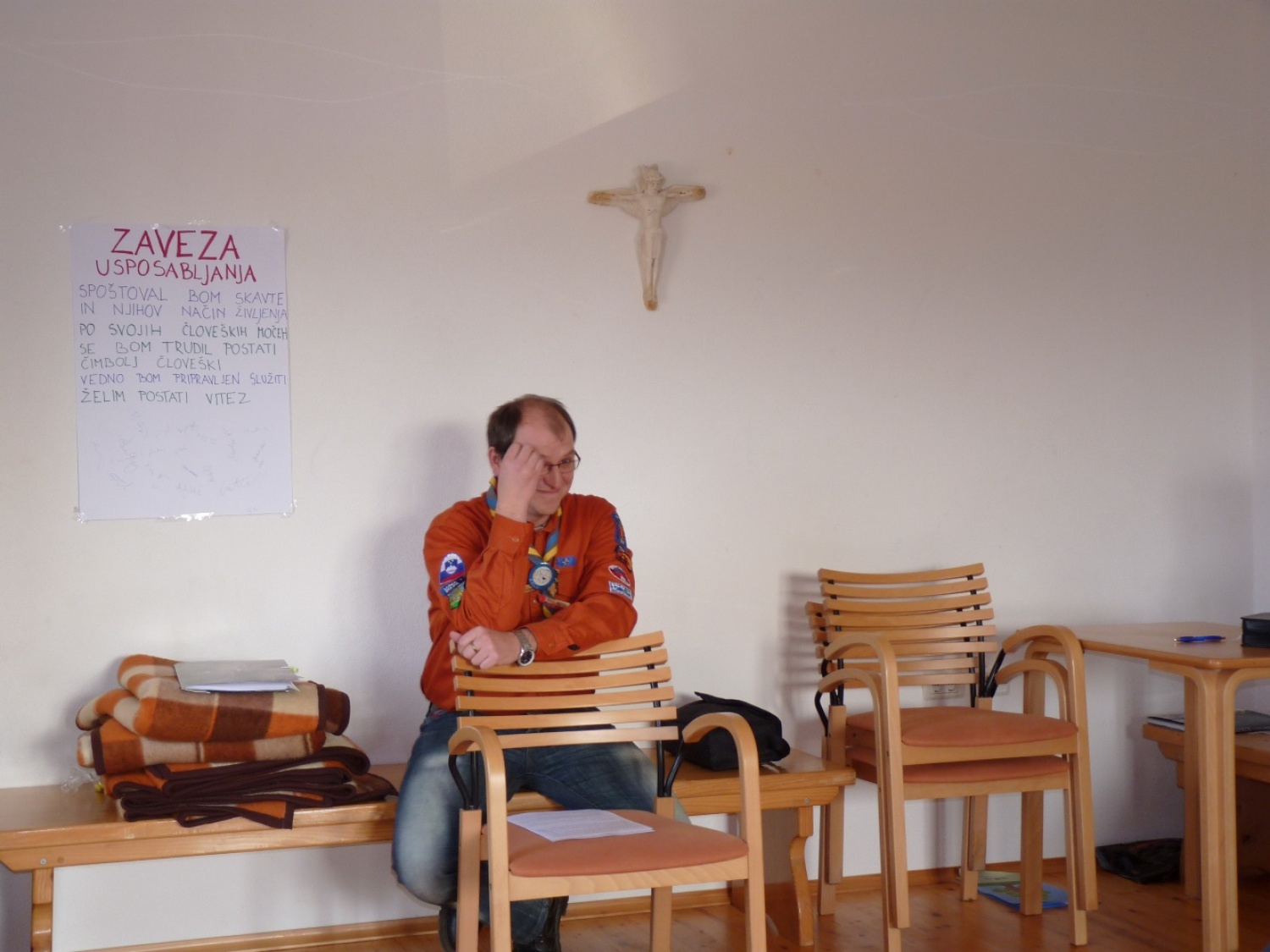 V vikendu od 25. - 27. 3. 2011 je v Trnjah pri Pivki potekalo prvo skavtsko izobraževanje za bogoslovce. Udeležilo se ga je 19 bogoslovcev iz ljubljanskega semenišča.

Pobuda za to izobraževanje je prišla iz poverjeništva za duhovnost z namenom, da bi bodoči duhovniki spoznali naše skavtsko gibanje in se tako lažje vključili v skavtsko življenje v župnijah, kjer bodo delovali.

V teh dneh smo poskušali čim bolje predstaviti skavtstvo, kot vzgojno sredstvo in način življenja. Govorili smo tudi o tem, da smo kot združenje, katoliški skavti in kako katolištvo vključujemo v našo vzgojo mladih. Pripravili smo temo o duhovnosti v skavtstvu in skavtski katehezi, preko zgodbe o Frančišku, vitezovanja in skavtskih maš pa so naš način duhovnosti doživeli tudi v praksi. Nekaj časa smo namenili še spoznavanju celotne skavtske strukture, skavtski metodi in delovanja naših stegov, manjkale pa niso tudi prave skavtske aktivnosti - kuhanje večerje na švedski bakli, bansi in igre, izdelovanje zastavic, dvig zastav, potep ...

Med vikendom smo uspeli ustvariti pravo skavtsko vzdušje in tako zopet dokazali, da skavtski duh lahko zaživi povsod in v nas vseh. Upamo, da bo tudi ta vikend prispeval k še boljšemu sodelovanju med duhovniki in skavti ter da bo čim več bogoslovcev zbralo pogum za vlogo DA-jev v naših stegih.

Kaj vse se je dogajalo pa naj povedo slike.