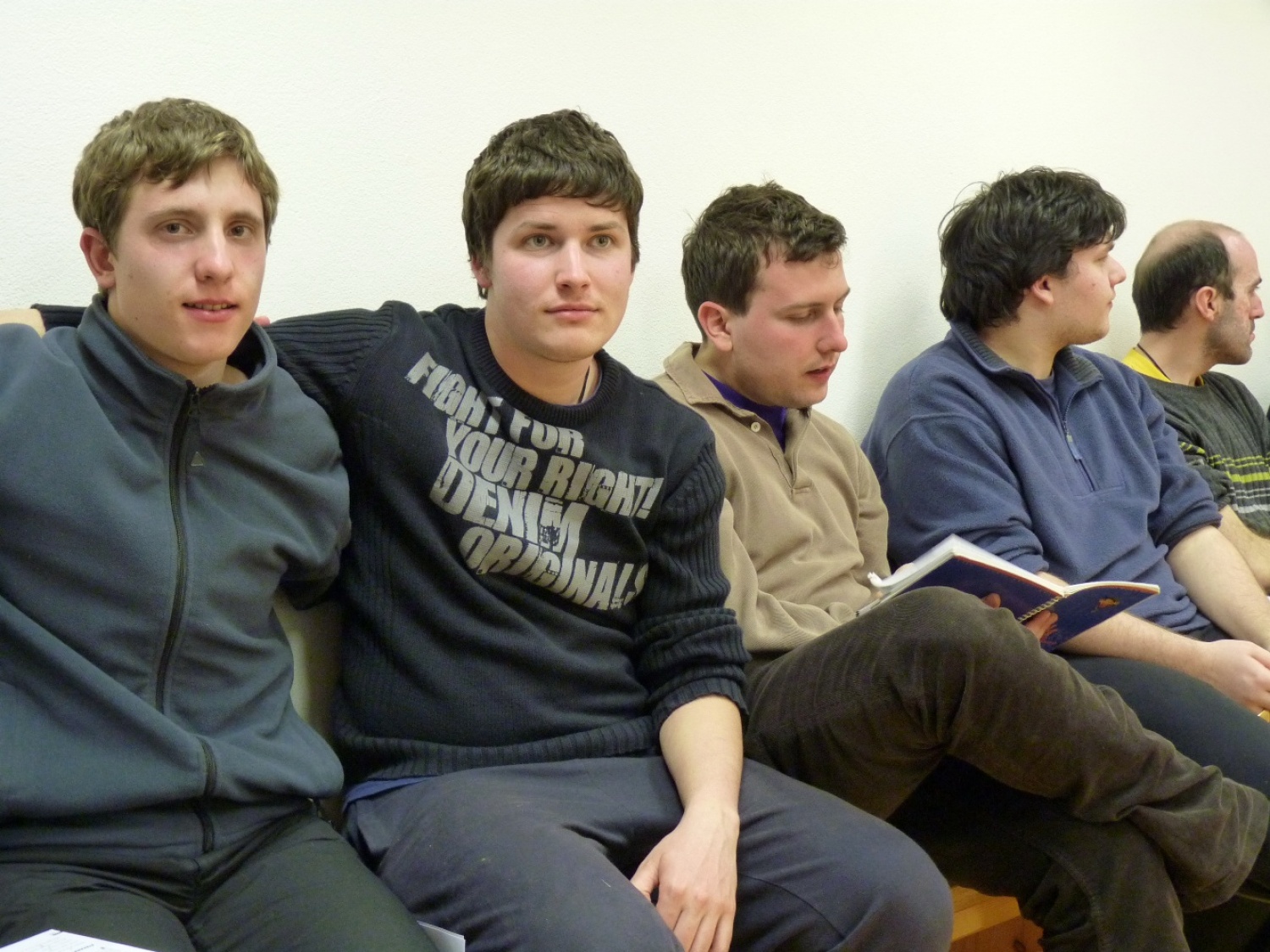 V vikendu od 25. - 27. 3. 2011 je v Trnjah pri Pivki potekalo prvo skavtsko izobraževanje za bogoslovce. Udeležilo se ga je 19 bogoslovcev iz ljubljanskega semenišča.

Pobuda za to izobraževanje je prišla iz poverjeništva za duhovnost z namenom, da bi bodoči duhovniki spoznali naše skavtsko gibanje in se tako lažje vključili v skavtsko življenje v župnijah, kjer bodo delovali.

V teh dneh smo poskušali čim bolje predstaviti skavtstvo, kot vzgojno sredstvo in način življenja. Govorili smo tudi o tem, da smo kot združenje, katoliški skavti in kako katolištvo vključujemo v našo vzgojo mladih. Pripravili smo temo o duhovnosti v skavtstvu in skavtski katehezi, preko zgodbe o Frančišku, vitezovanja in skavtskih maš pa so naš način duhovnosti doživeli tudi v praksi. Nekaj časa smo namenili še spoznavanju celotne skavtske strukture, skavtski metodi in delovanja naših stegov, manjkale pa niso tudi prave skavtske aktivnosti - kuhanje večerje na švedski bakli, bansi in igre, izdelovanje zastavic, dvig zastav, potep ...

Med vikendom smo uspeli ustvariti pravo skavtsko vzdušje in tako zopet dokazali, da skavtski duh lahko zaživi povsod in v nas vseh. Upamo, da bo tudi ta vikend prispeval k še boljšemu sodelovanju med duhovniki in skavti ter da bo čim več bogoslovcev zbralo pogum za vlogo DA-jev v naših stegih.

Kaj vse se je dogajalo pa naj povedo slike.